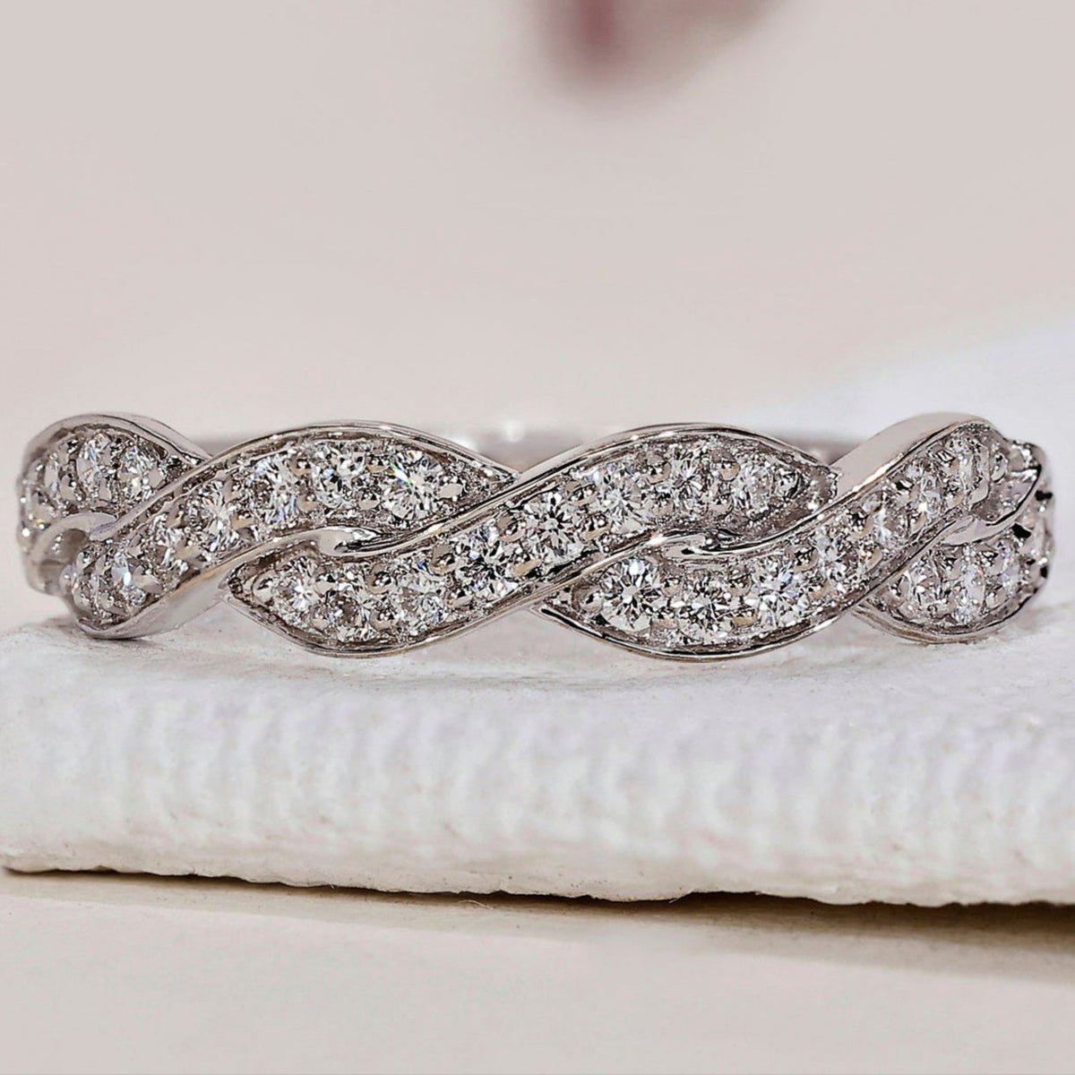 Twisted Wedding Band – Round Diamonds