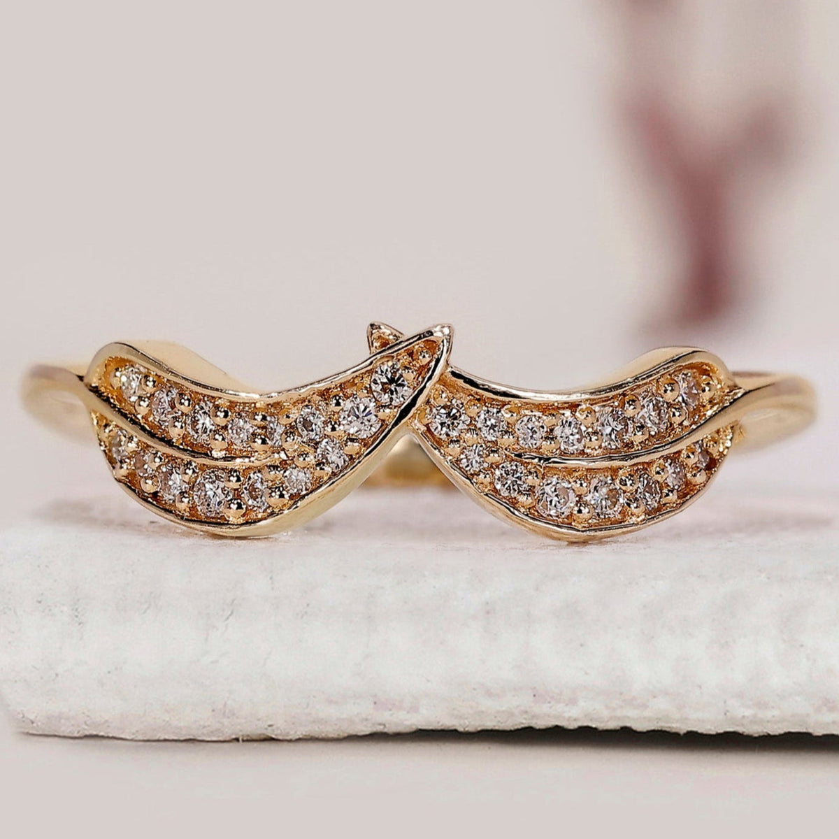 Round Diamond Leaf Ring In Yellow Gold