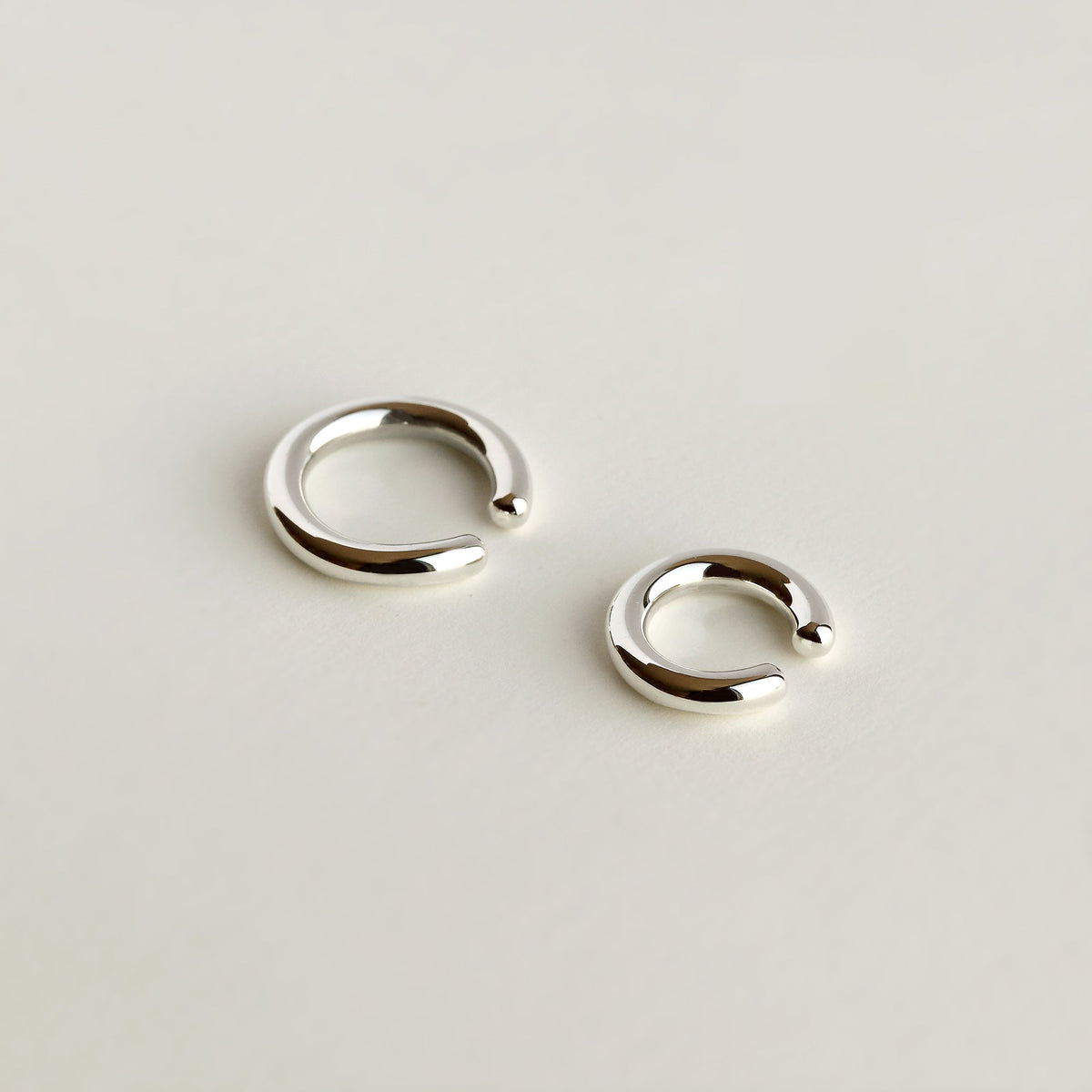 SMALL HUG EAR CUFF
