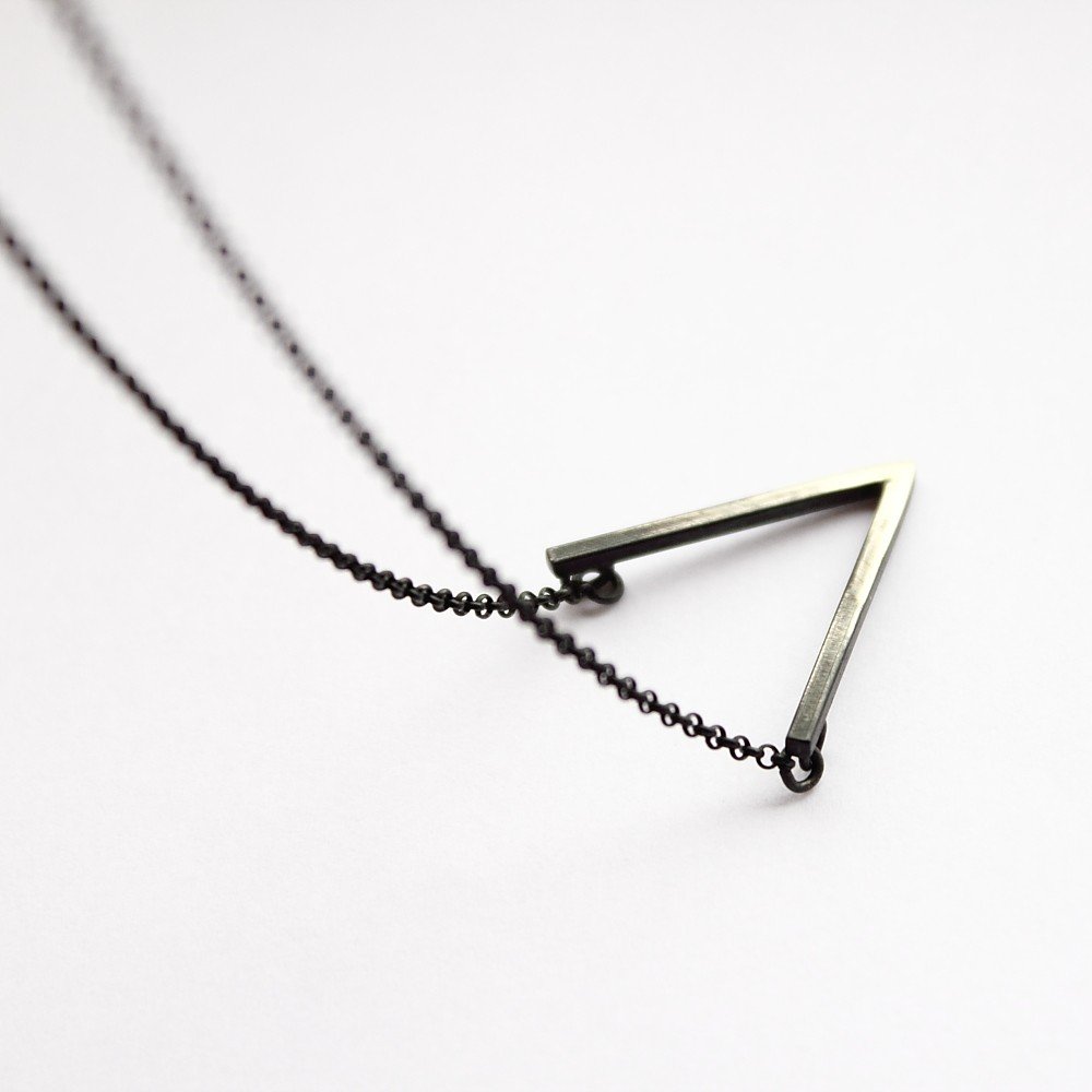 V NECKLACE