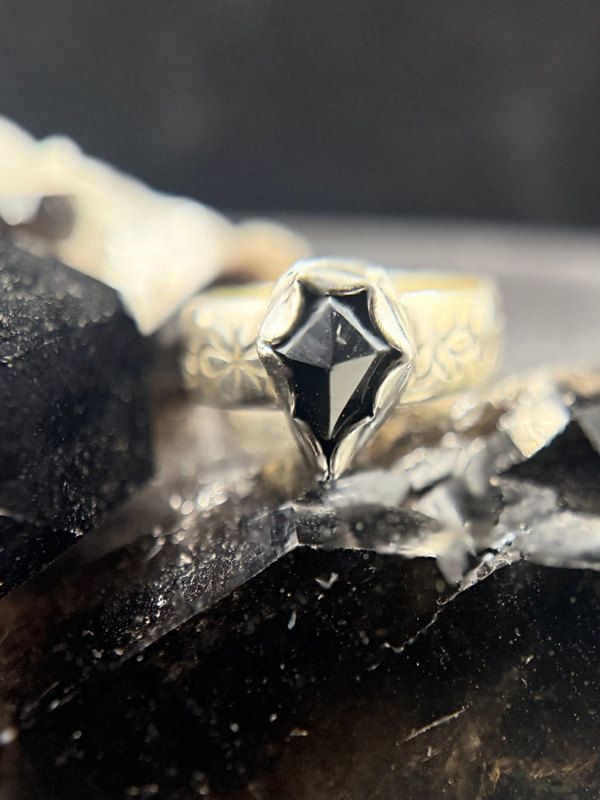 Antivist Ring