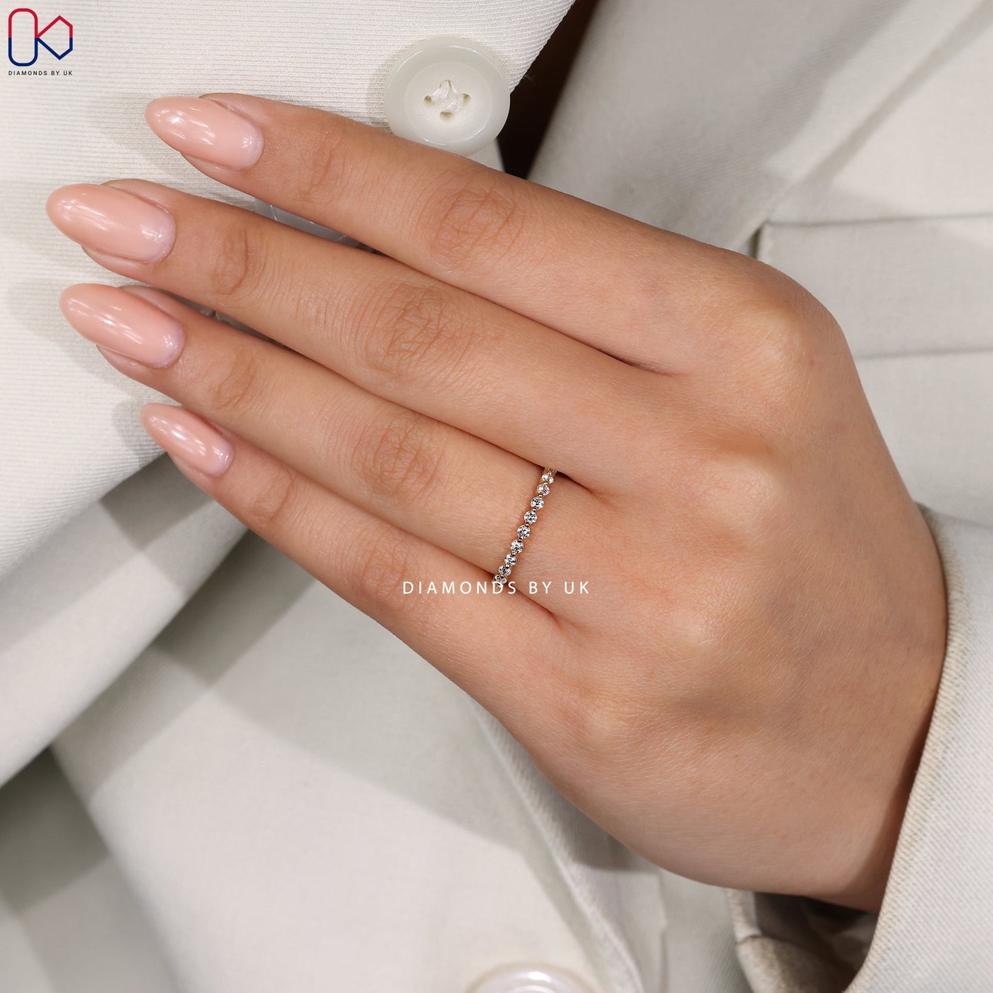 Round Cut Diamond Wedding Band in Yellow Gold