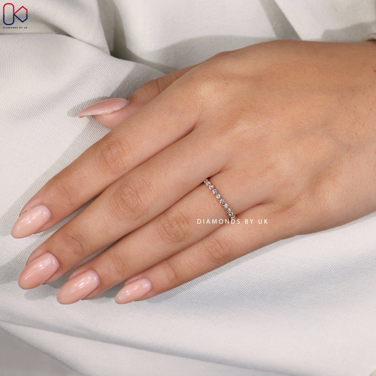 Round Cut Diamond Wedding Band in Yellow Gold