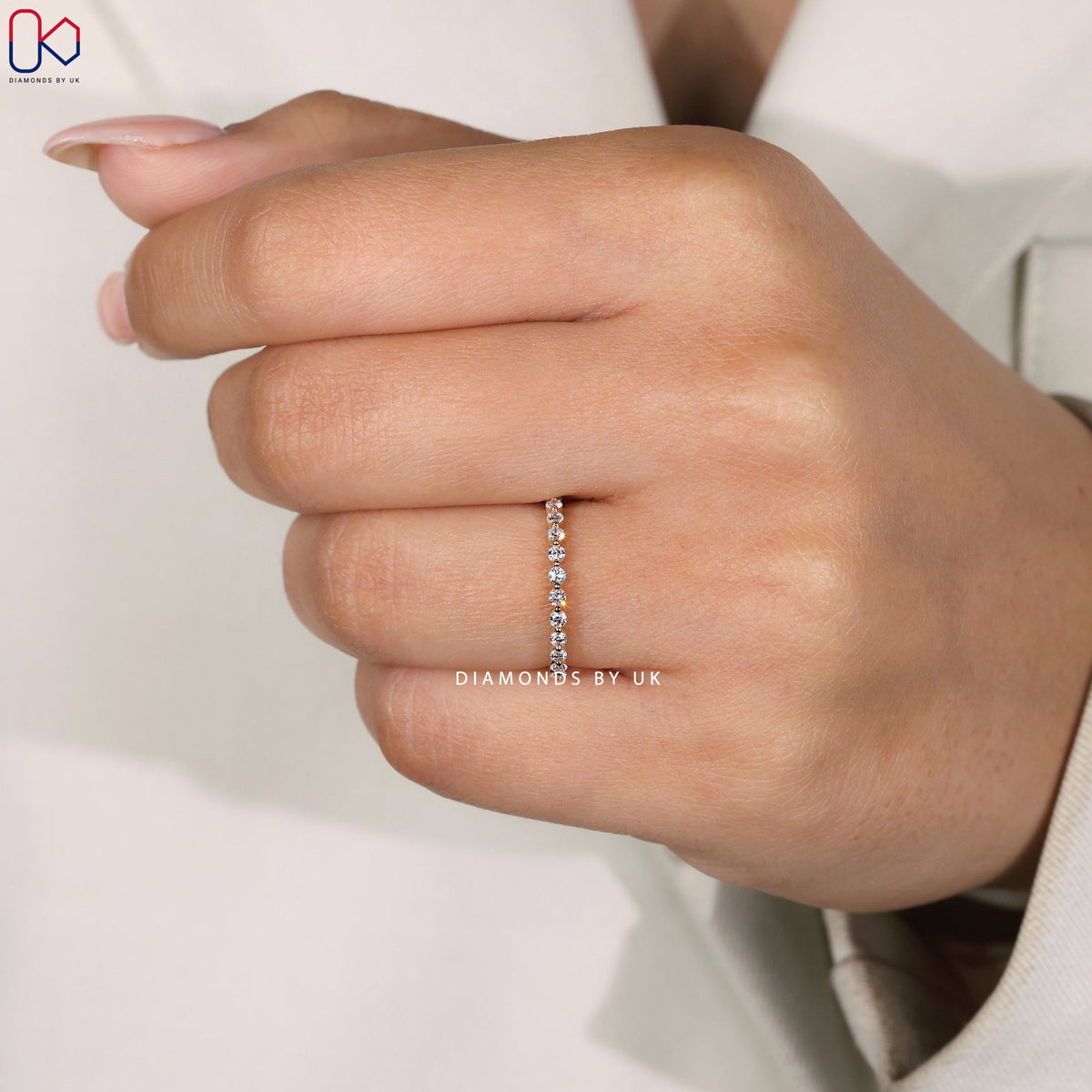 Round Cut Diamond Wedding Band in Yellow Gold