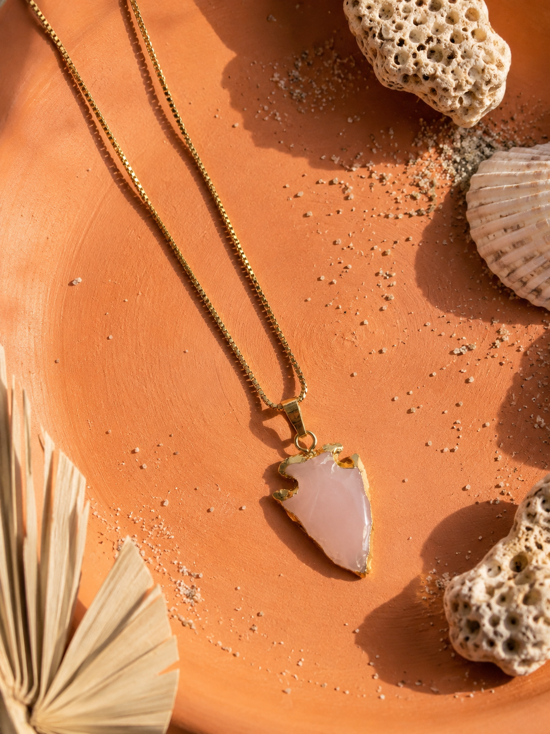 Collier ARAWAK Féminin | Pendentif Flèche Opale Rose & Or 24k – Univers Féminin