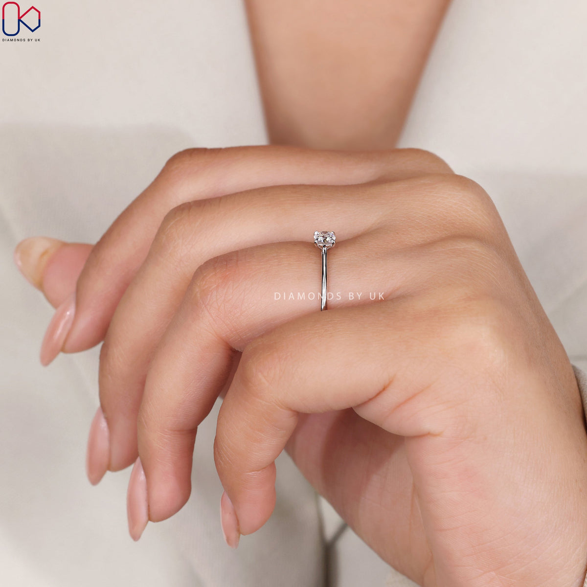 Round Cut Diamond Ring With Solitaire Style