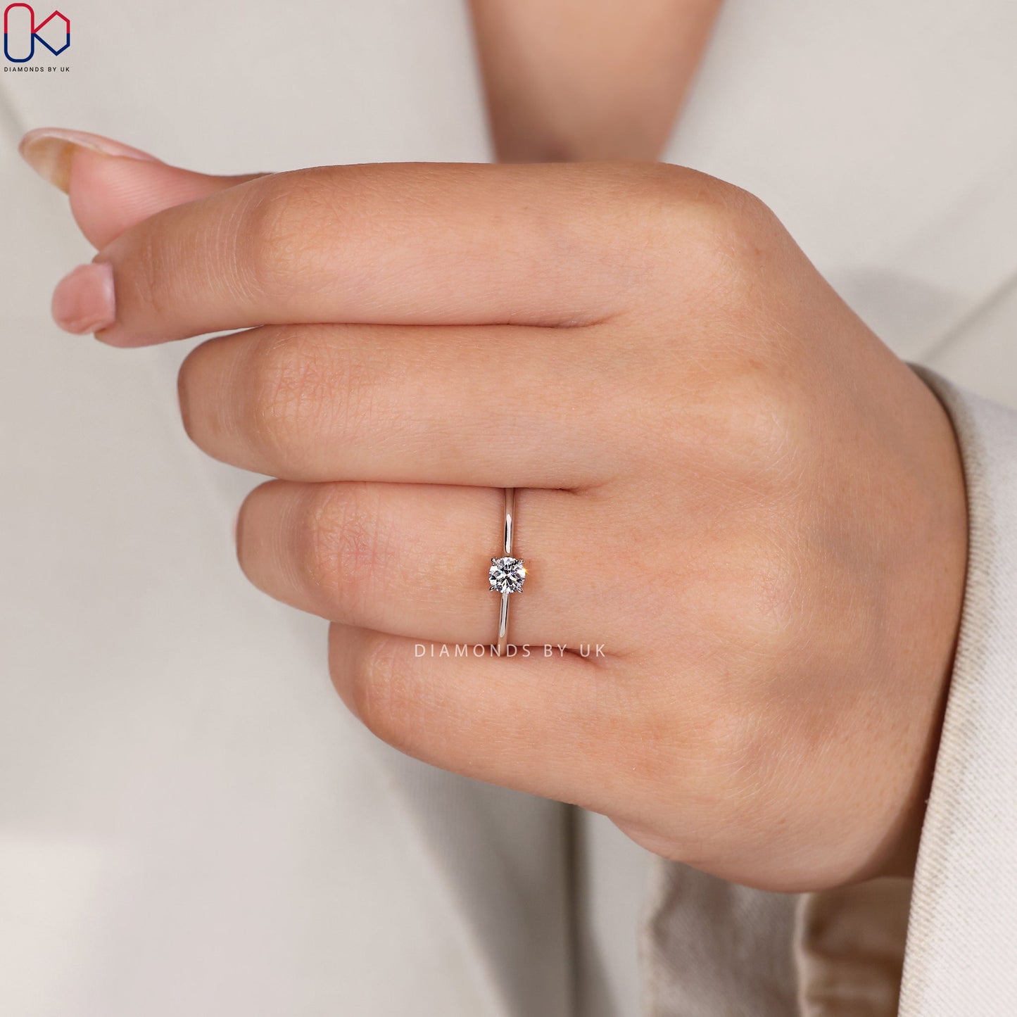 Round Cut Diamond Ring With Solitaire Style