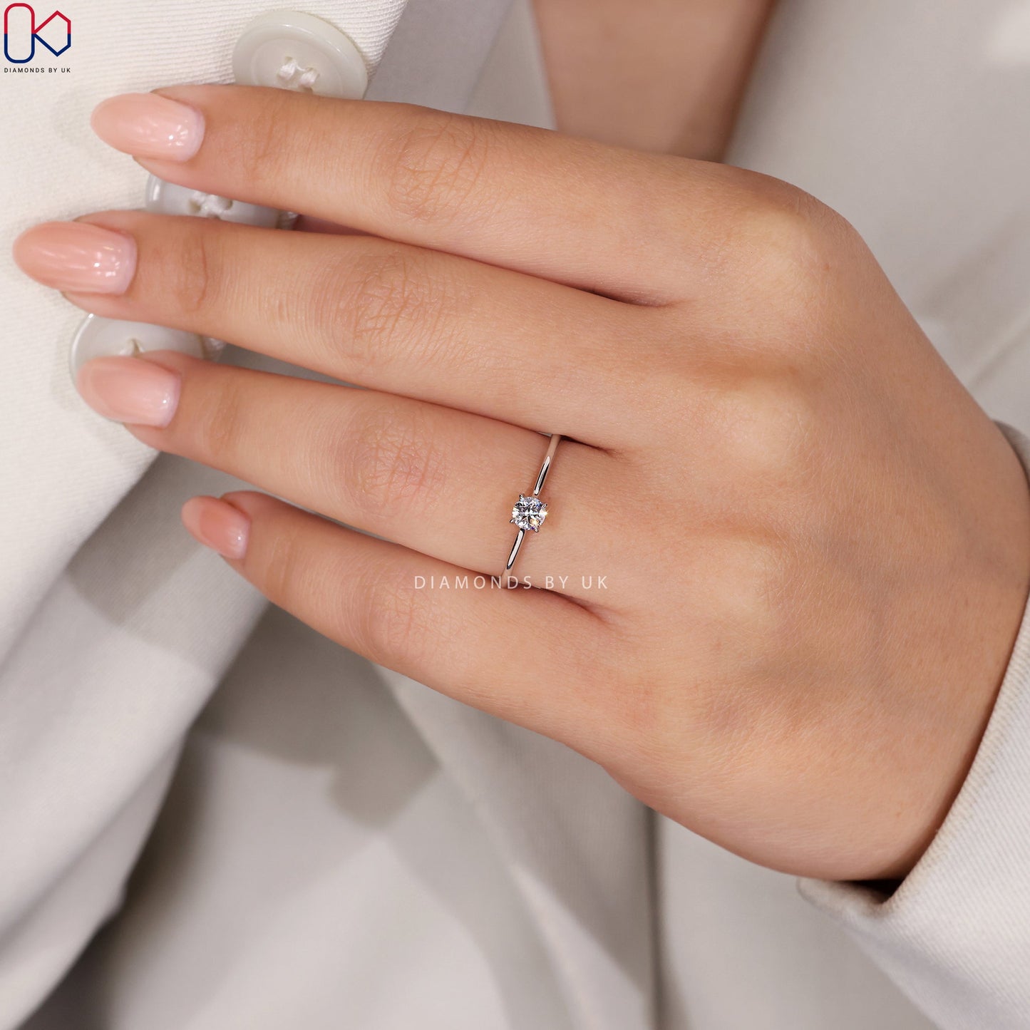 Round Cut Diamond Ring With Solitaire Style