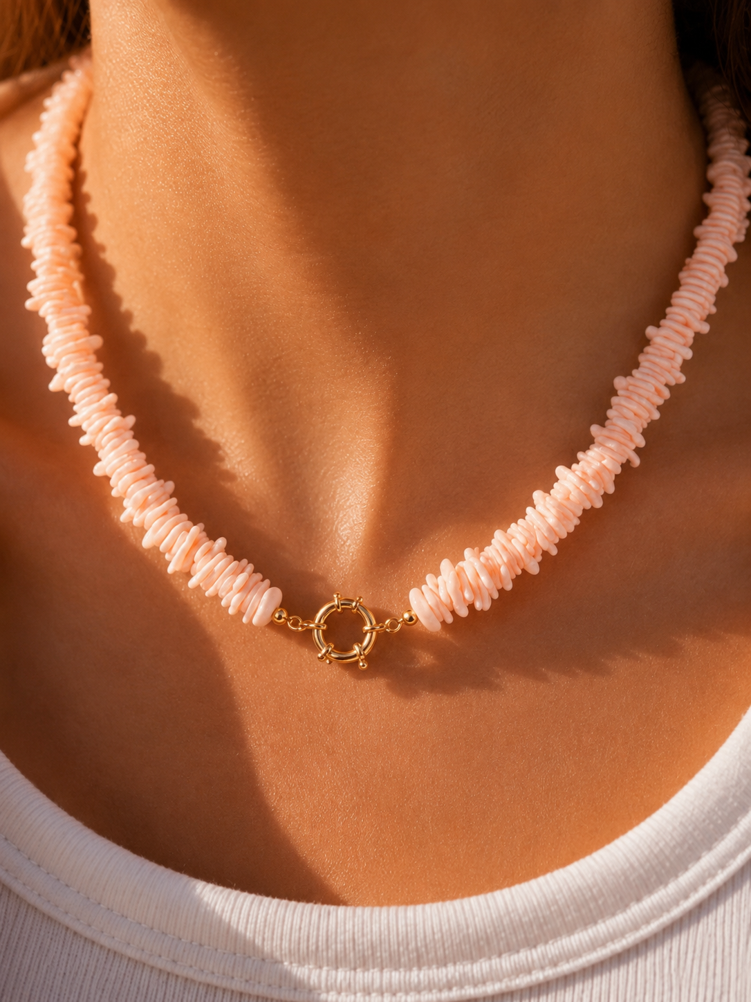 Collier Karibéa | Éclats de Coquillage & Fermoir Doré – Univers Aquatique