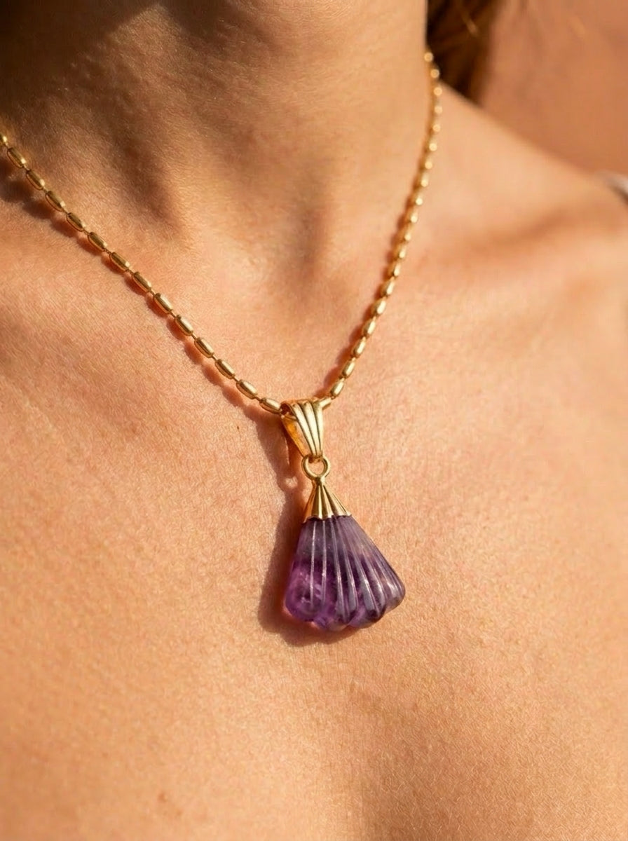 Collier CANDACE Aqua | Pendentif Éventail Pierre Sculptée – Univers Aquatique