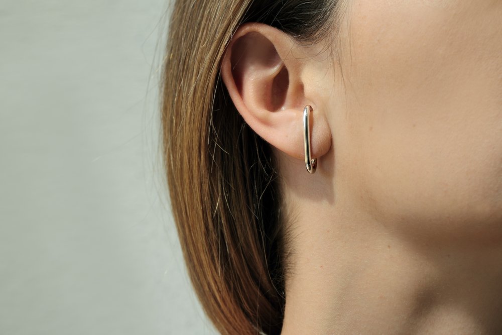 BOLD HUG EARRING