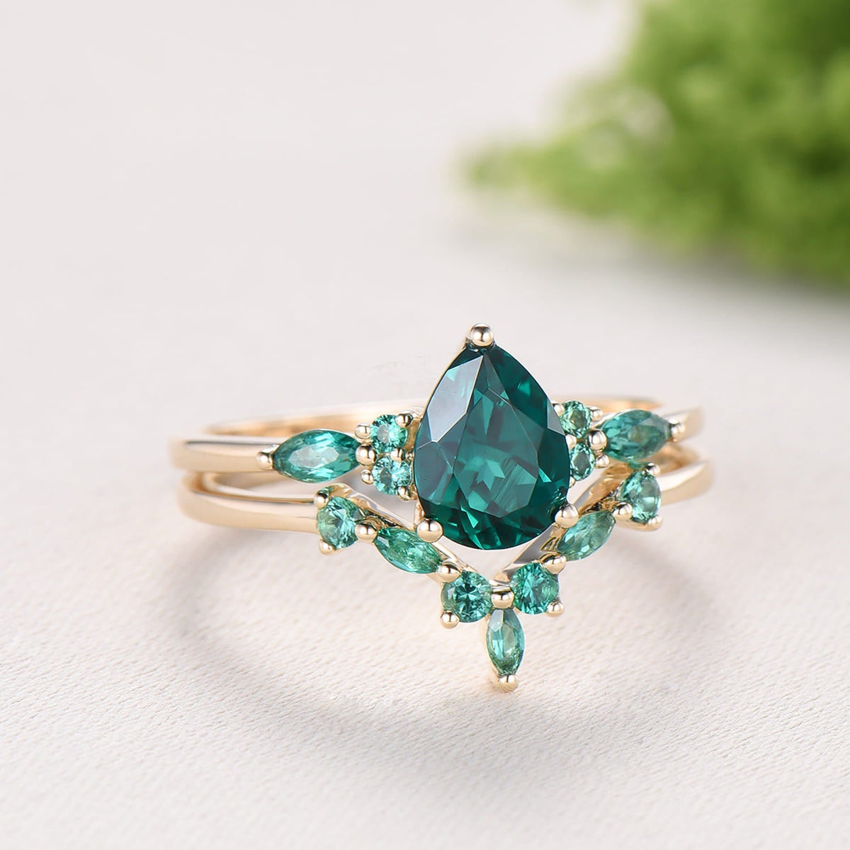 Vintage Pear Shaped Emerald Engagement Ring Set Retro Marquise Emerald Wedding Ring Set Art Deco Green Gemstone Anniversary Bridal Ring Set
