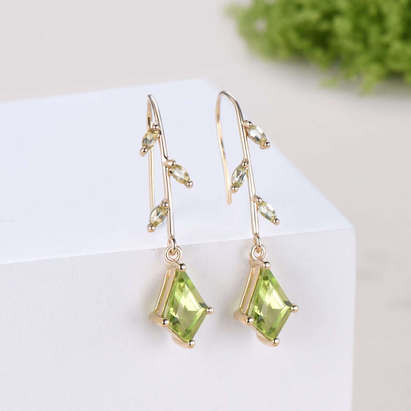 Vintage kite peridot earrings Unique pinwheel earrings marquise peridot drop stud earrings