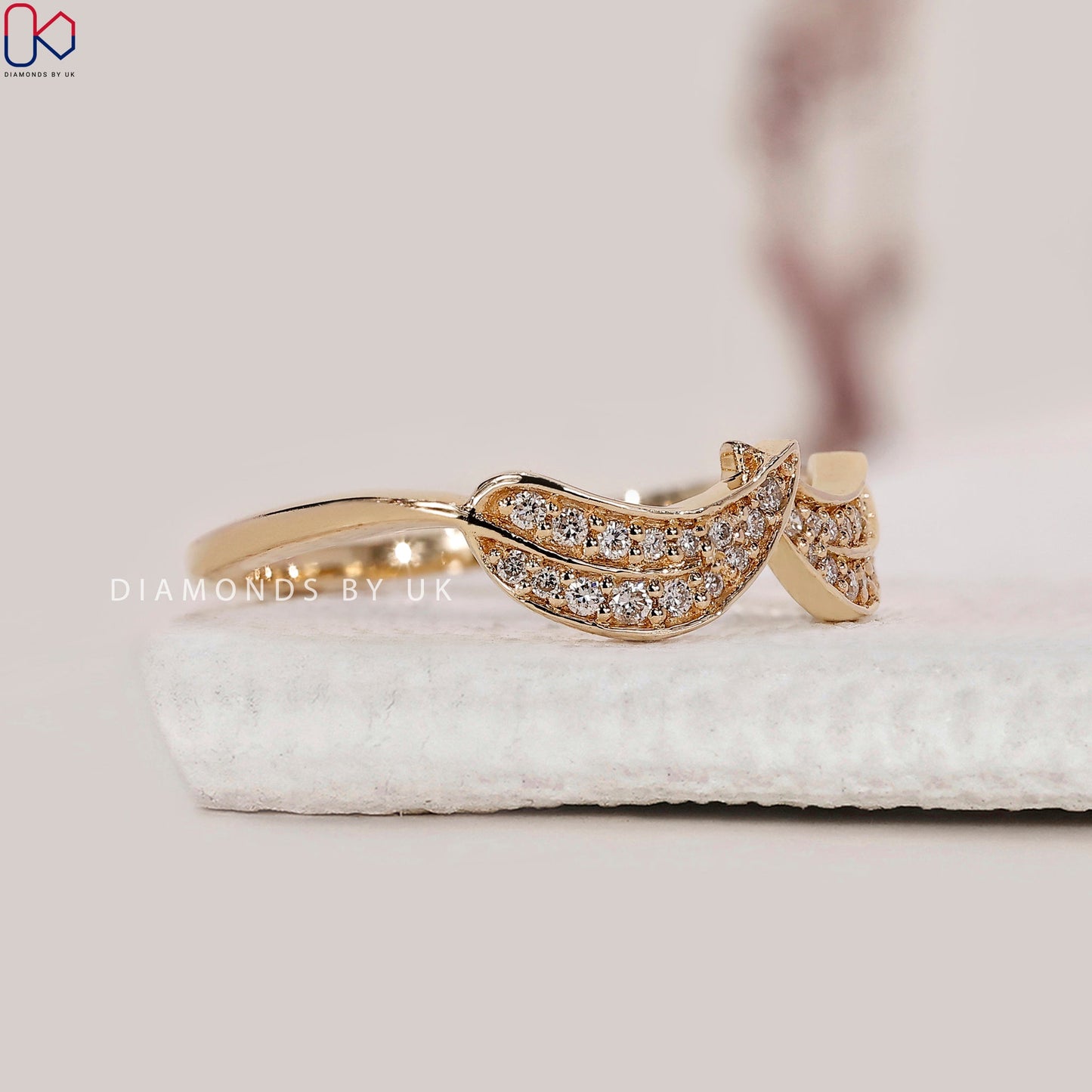 Round Diamond Leaf Ring In Yellow Gold