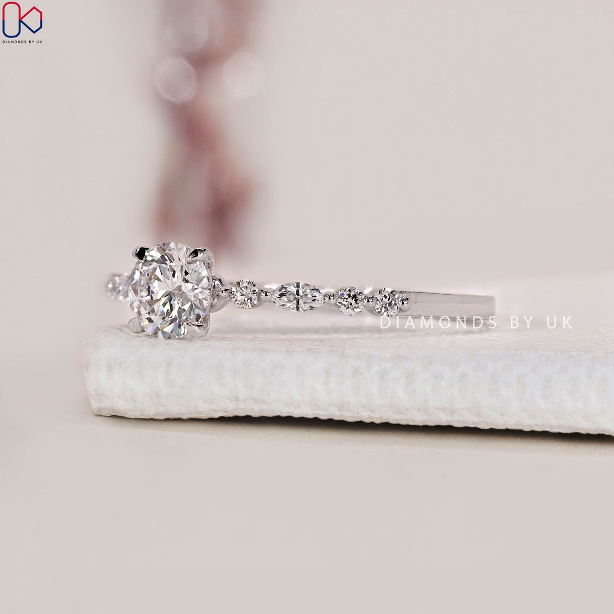 White Gold Engagement Ring - Round Diamond