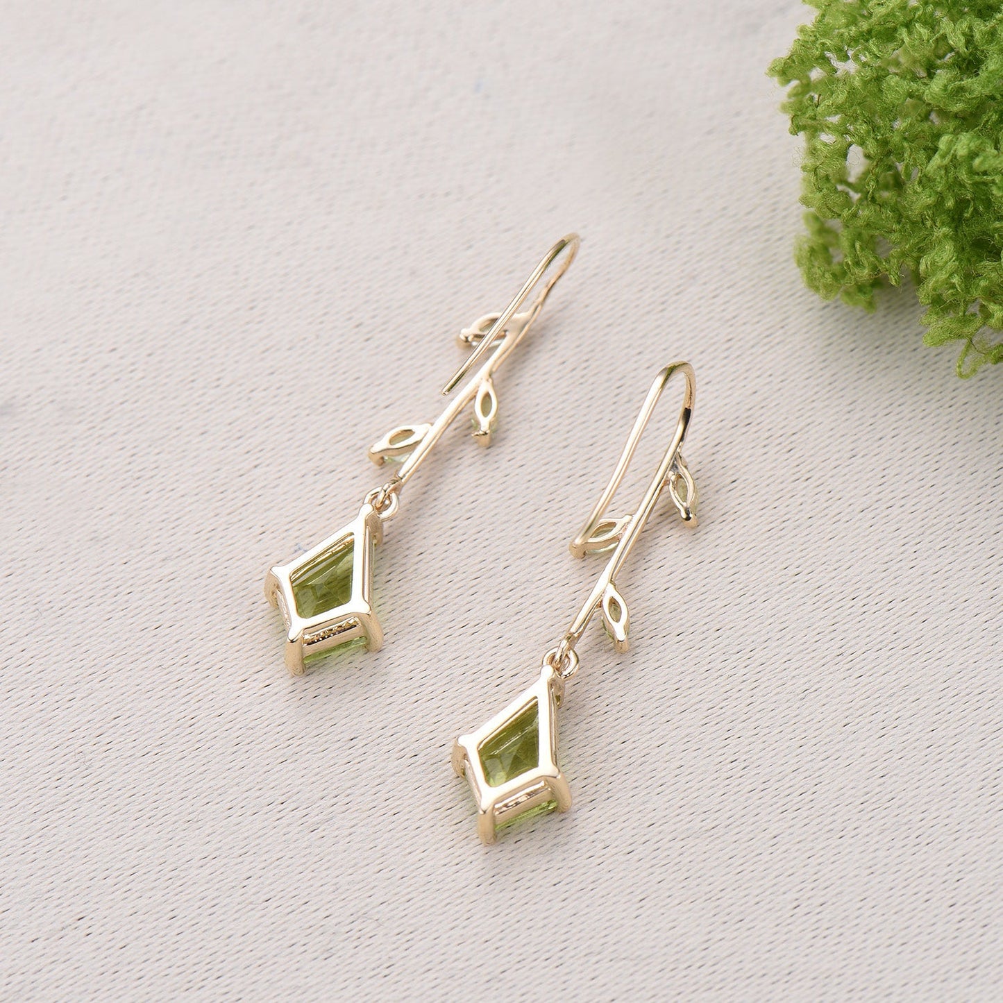 Vintage kite peridot earrings Unique pinwheel earrings marquise peridot drop stud earrings