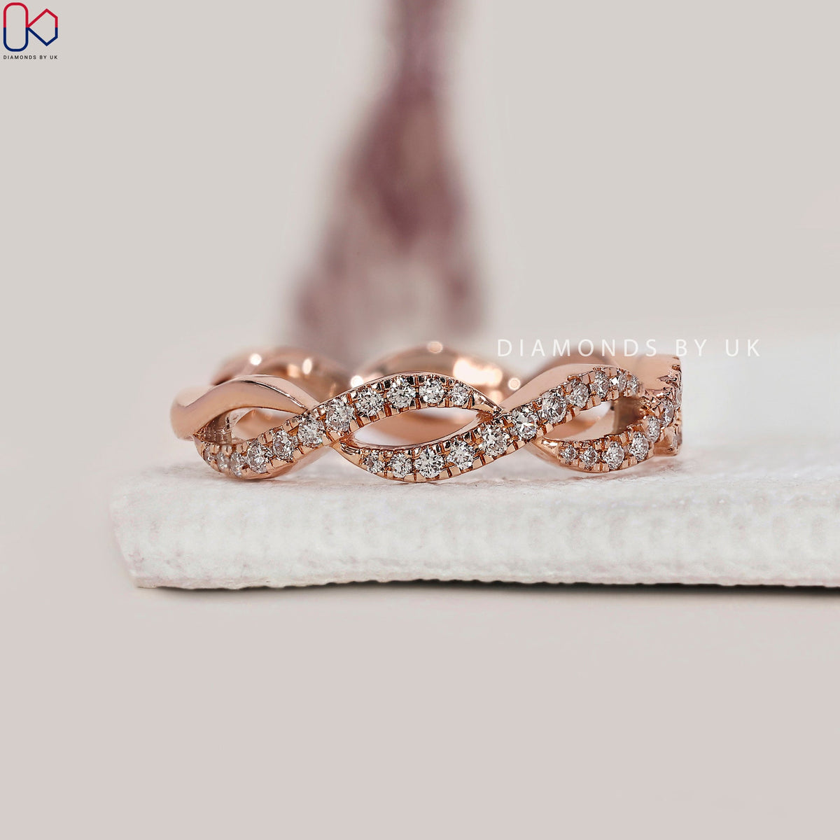 Round Cut Twisted Diamond Wedding Band