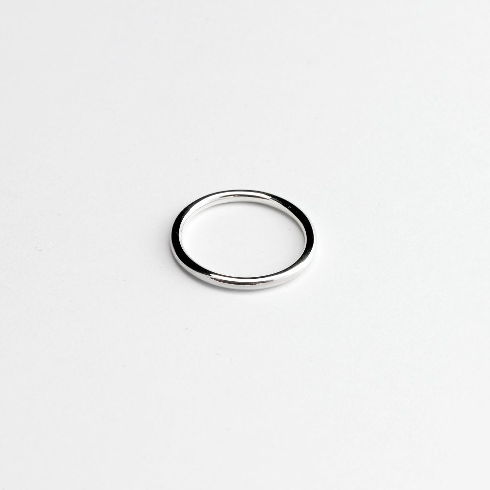 ESSENTIAL ROUND SILVER BAND RING