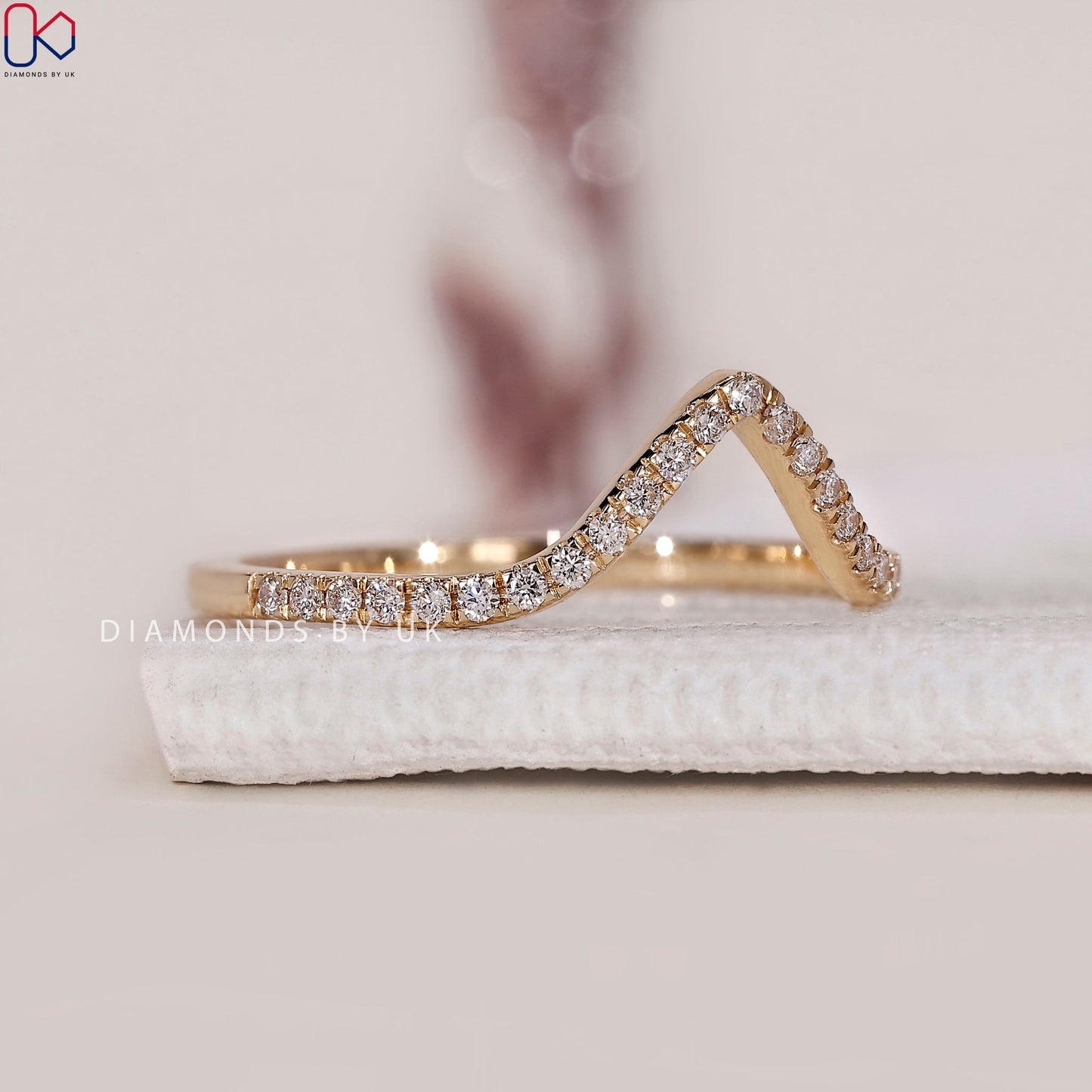 Curved Diamond Wedding Band - Round Diamond
