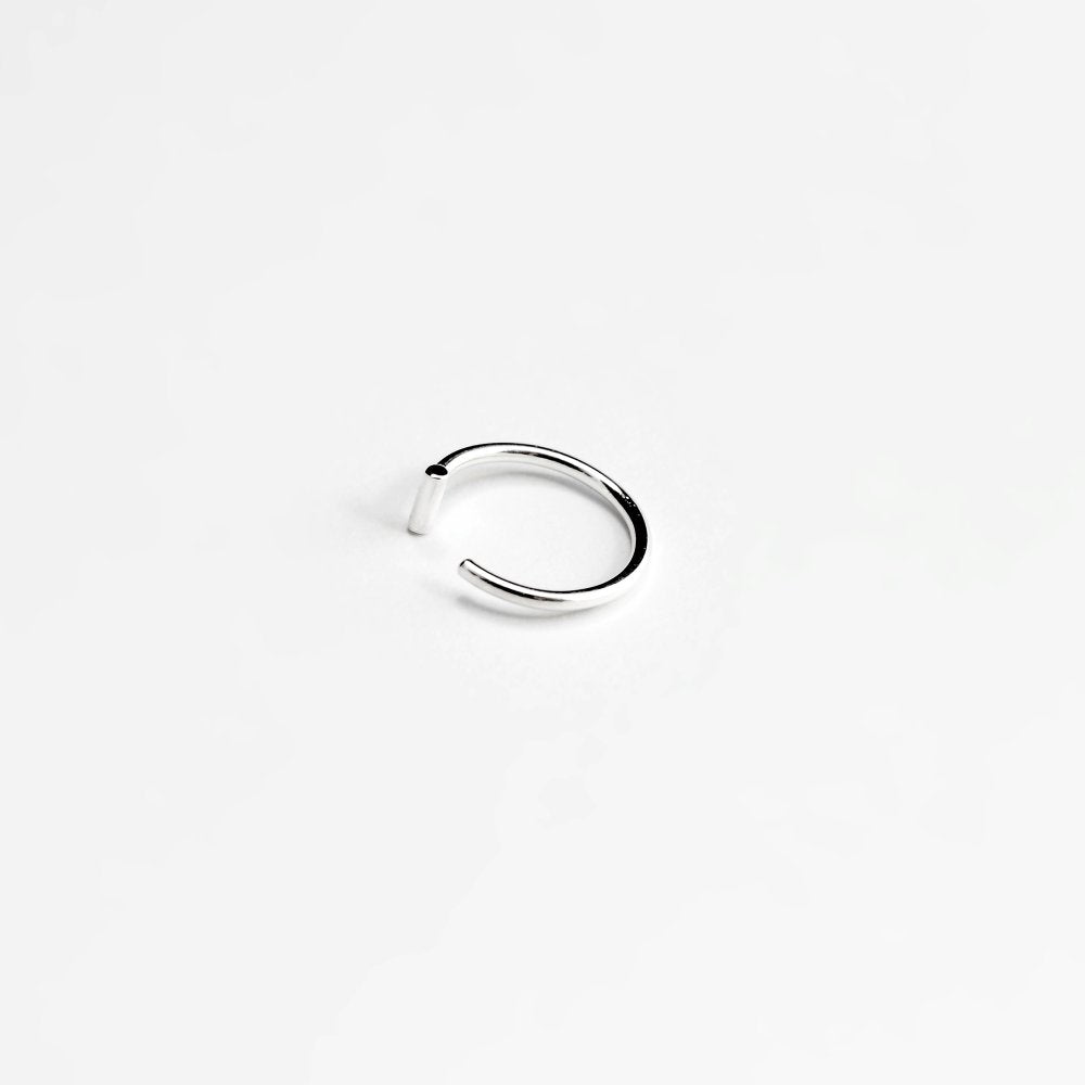 ESSENTIAL DASH SILVER HOOP EARRING