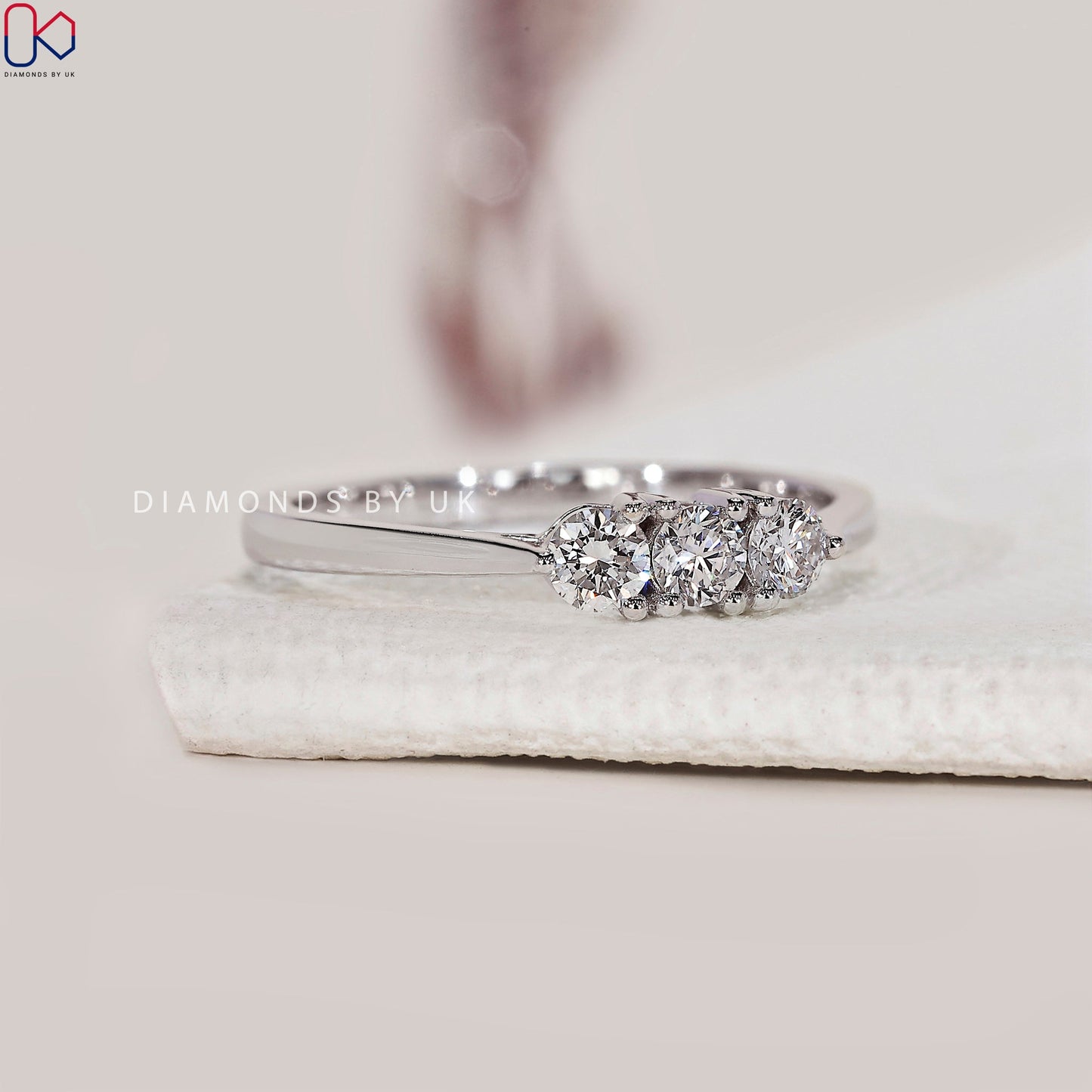 Round Diamond 3 Stone Band In White Gold