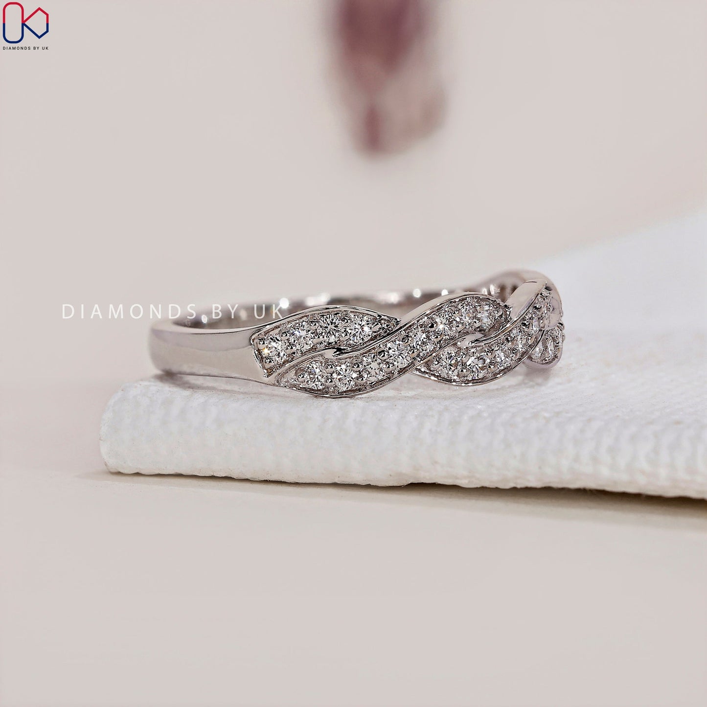 Twisted Wedding Band – Round Diamonds