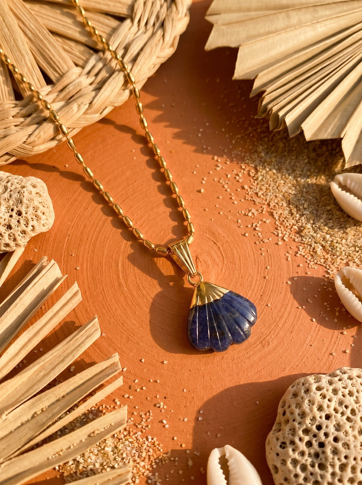 Collier CANDACE Aqua | Pendentif Éventail Pierre Sculptée – Univers Aquatique