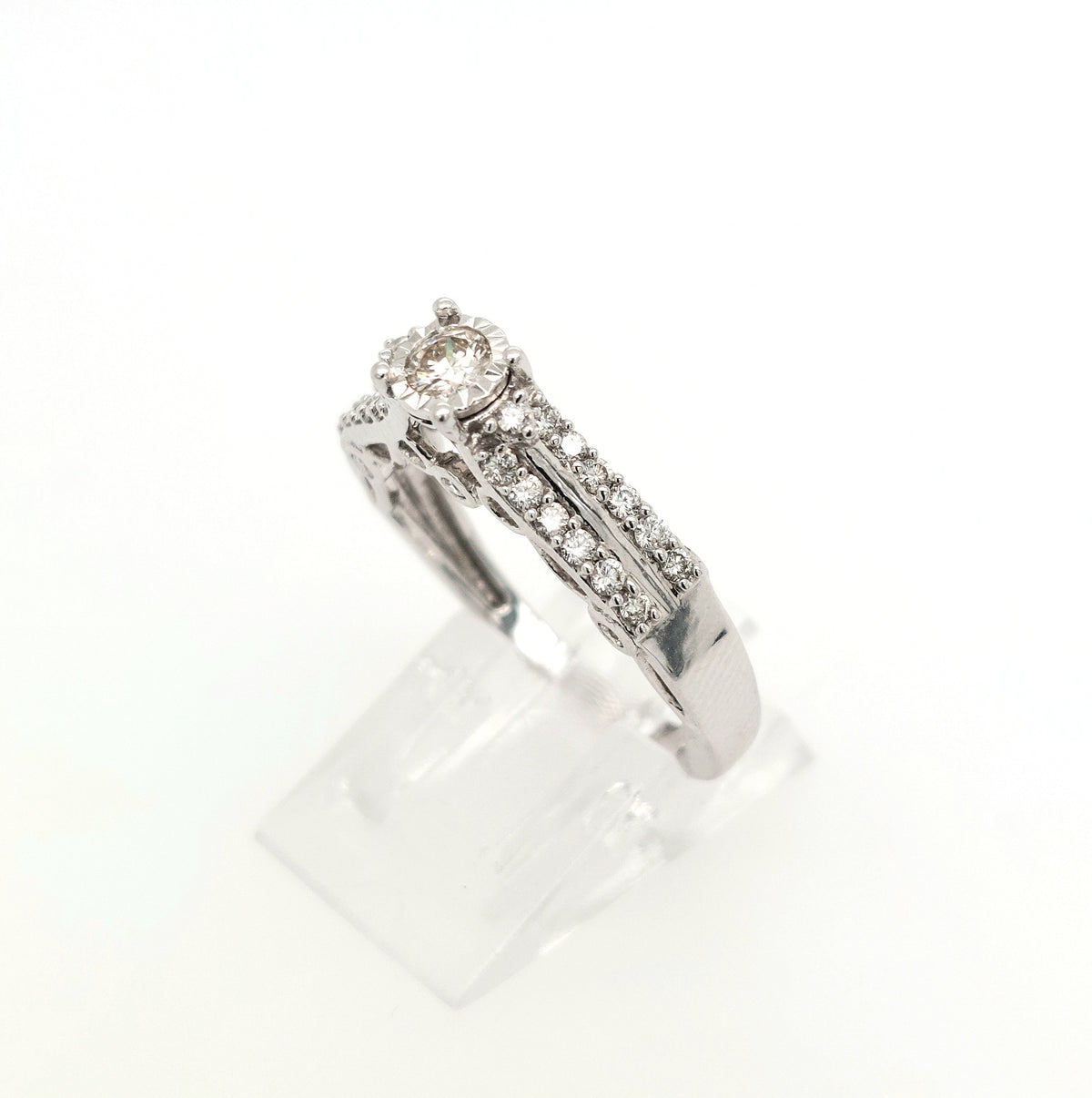 14K White Gold 0.60ctTW Round Diamond Engagement Ring Size:7 Gram Weight:4.3g
