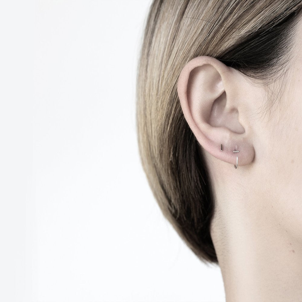 ESSENTIAL DASH SILVER STUD EARRING