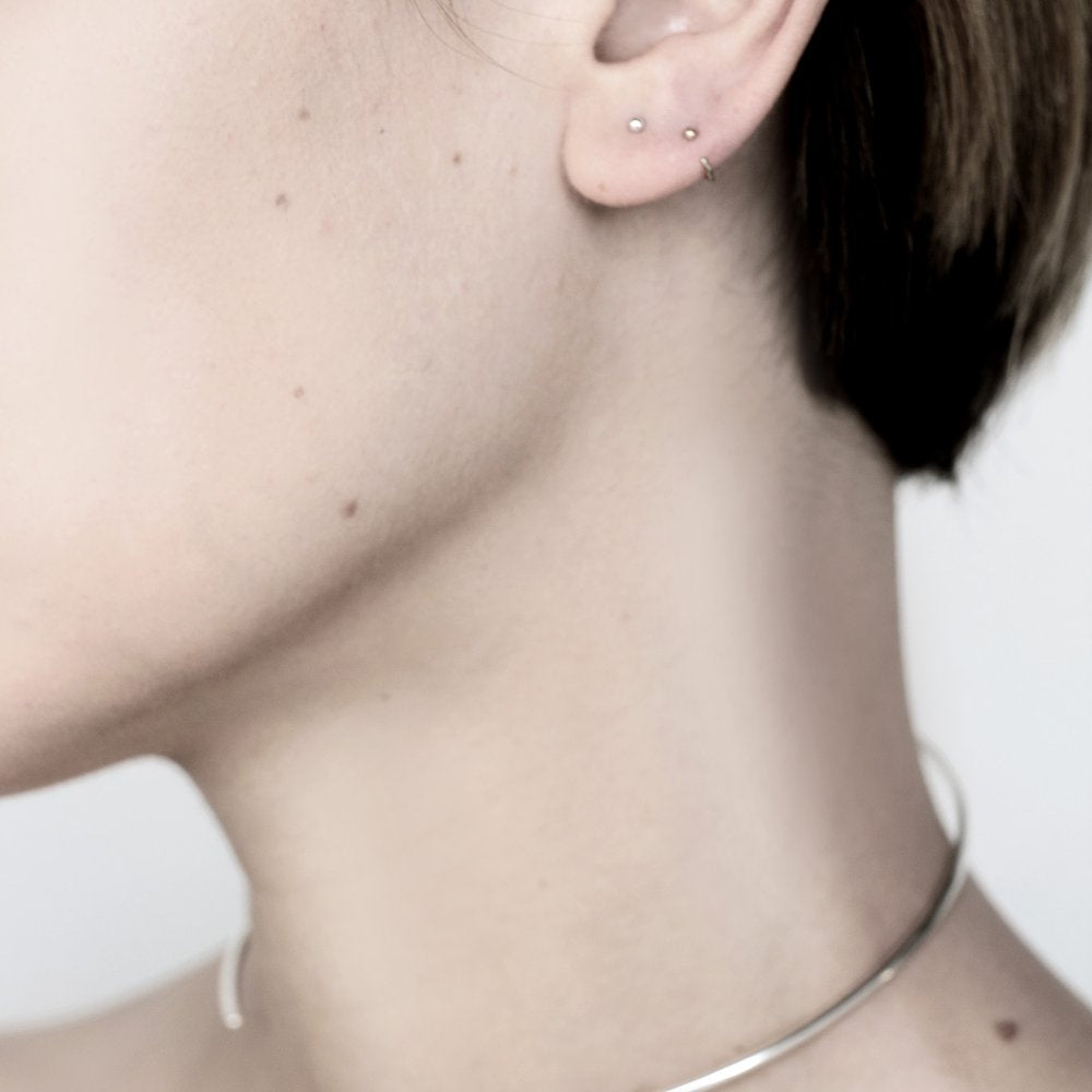 ESSENTIAL DOT GOLD HOOP EARRING