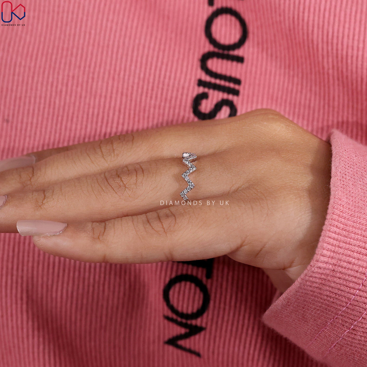 Round Cut Zig Zag Diamond Band
