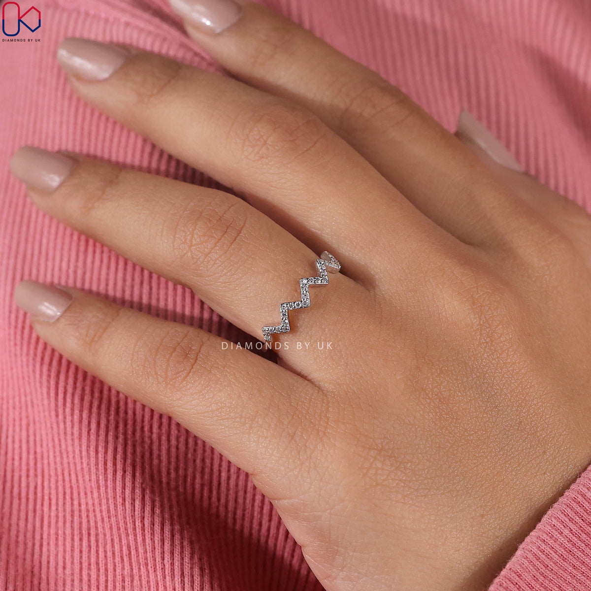 Round Cut Zig Zag Diamond Band