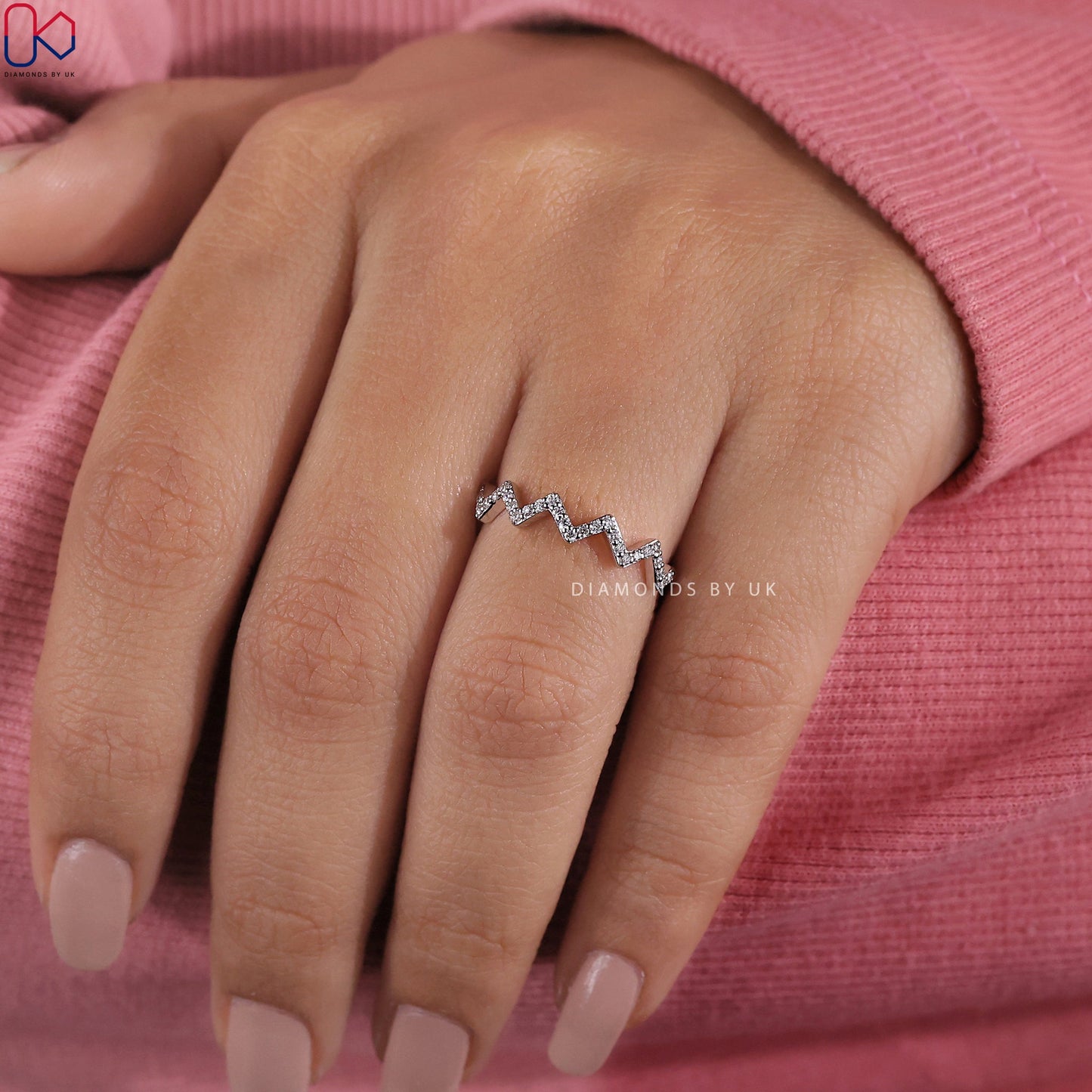 Round Cut Zig Zag Diamond Band