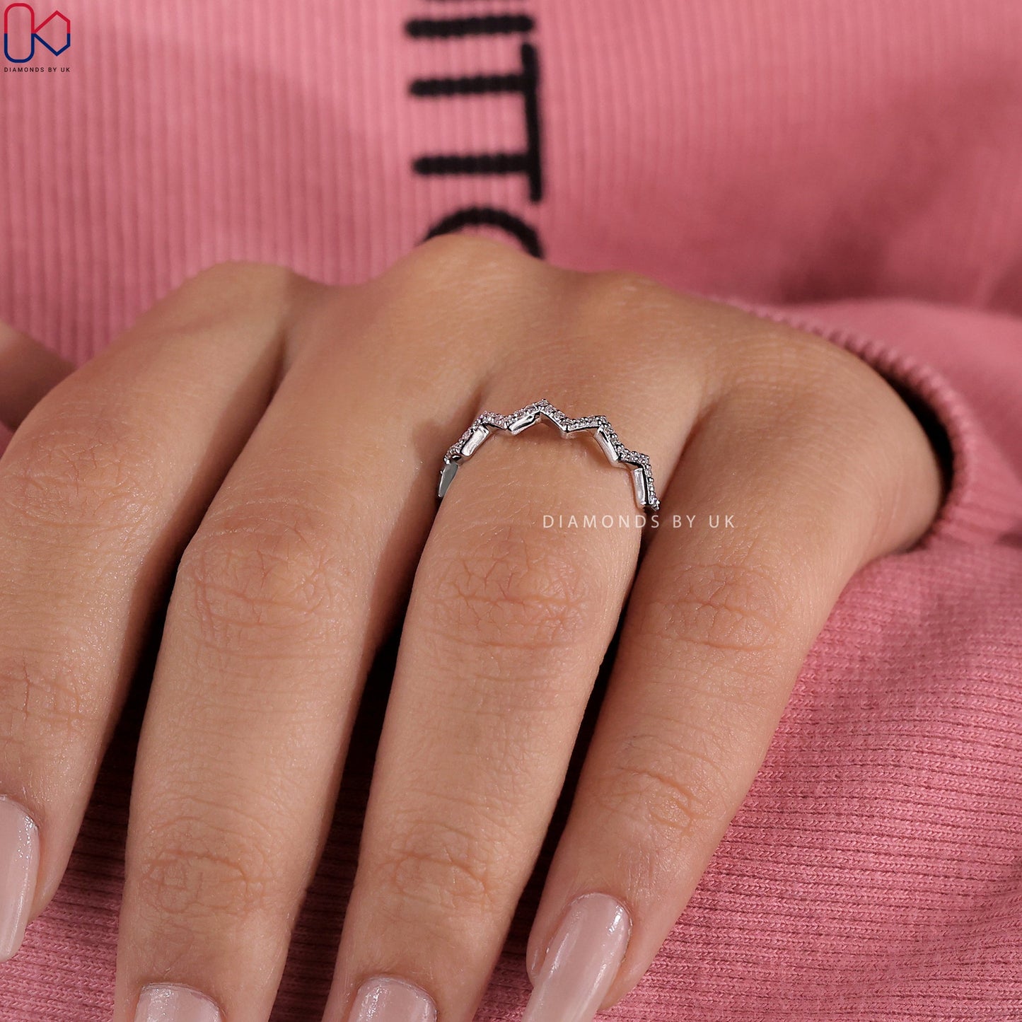Round Cut Zig Zag Diamond Band