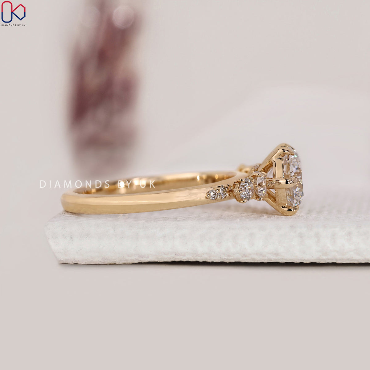 Round Diamond Engagement Ring In Yellow Gold