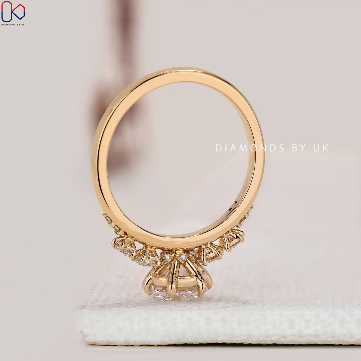 Round Diamond Engagement Ring In Yellow Gold