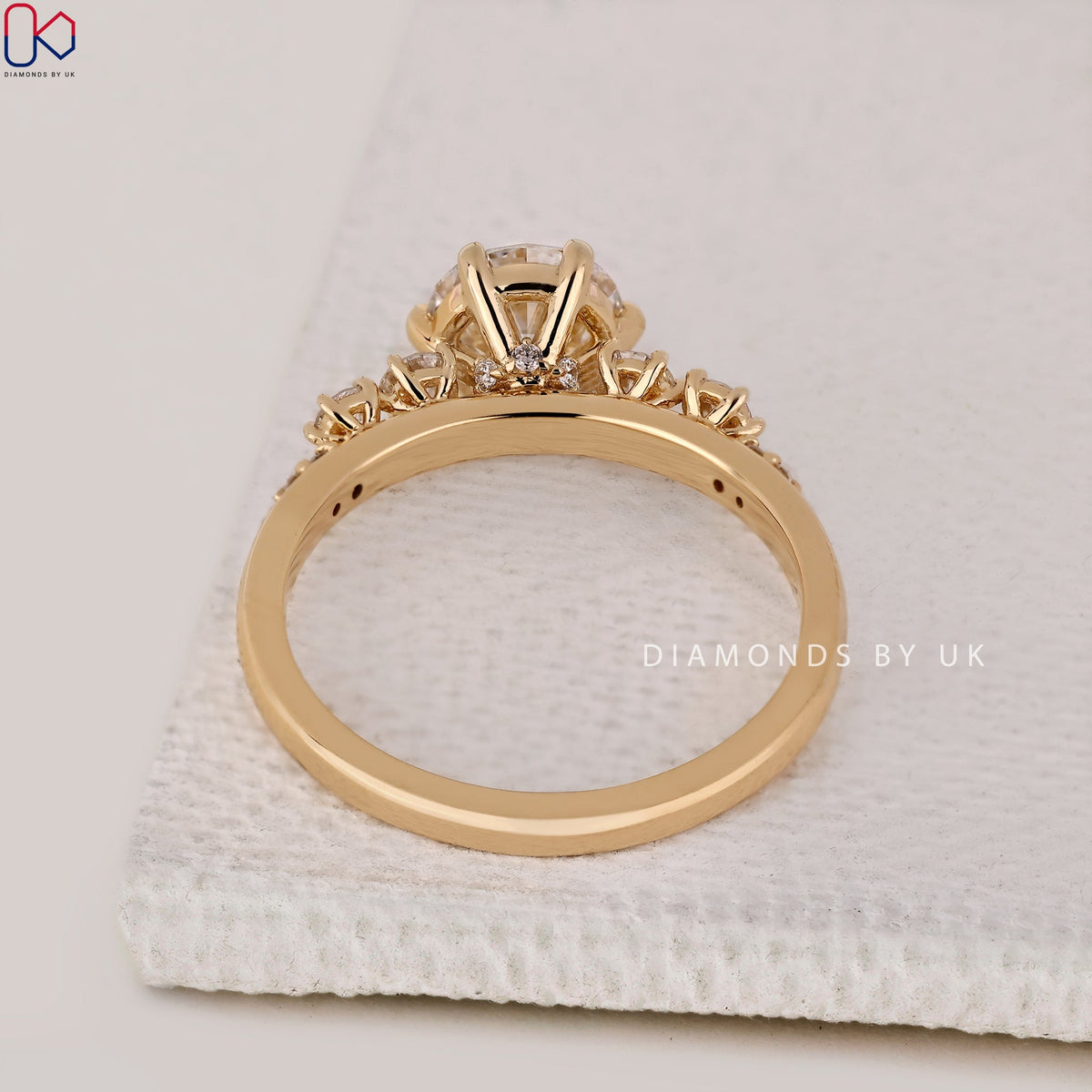 Round Diamond Engagement Ring In Yellow Gold