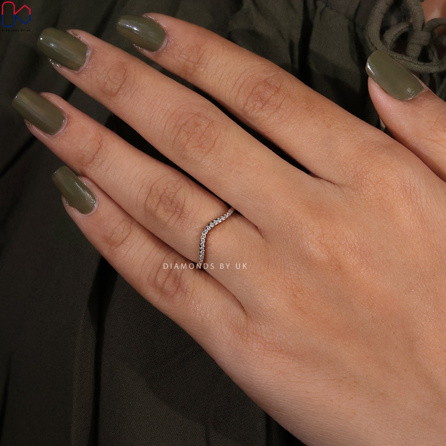 Round Diamond Curved Gold Wedding Band