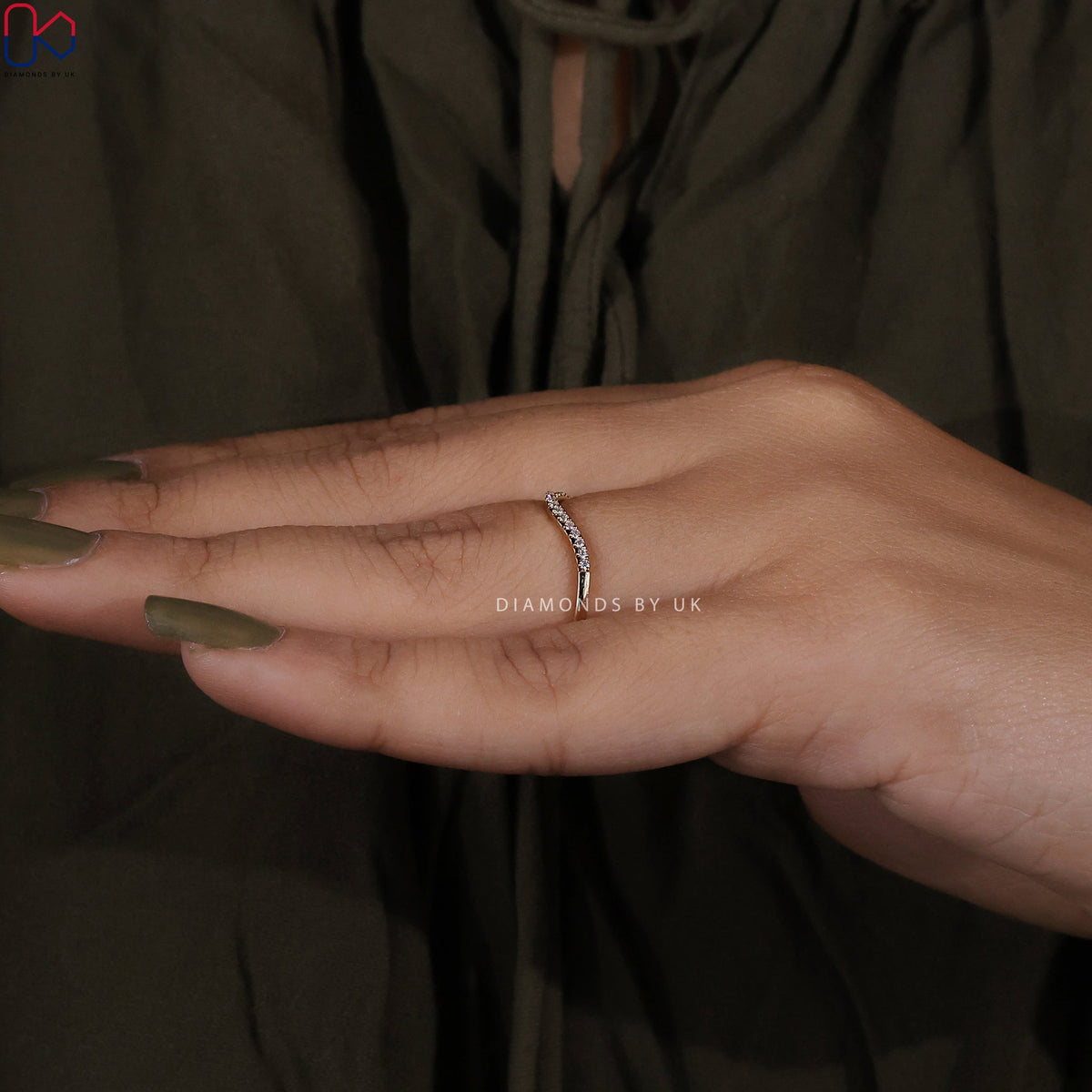 Round Diamond Curved Gold Wedding Band