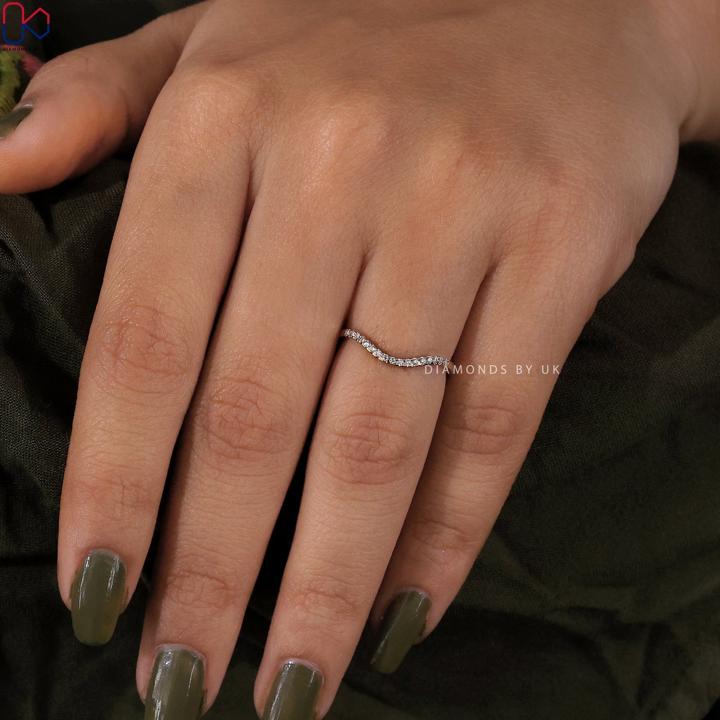 Round Diamond Curved Gold Wedding Band