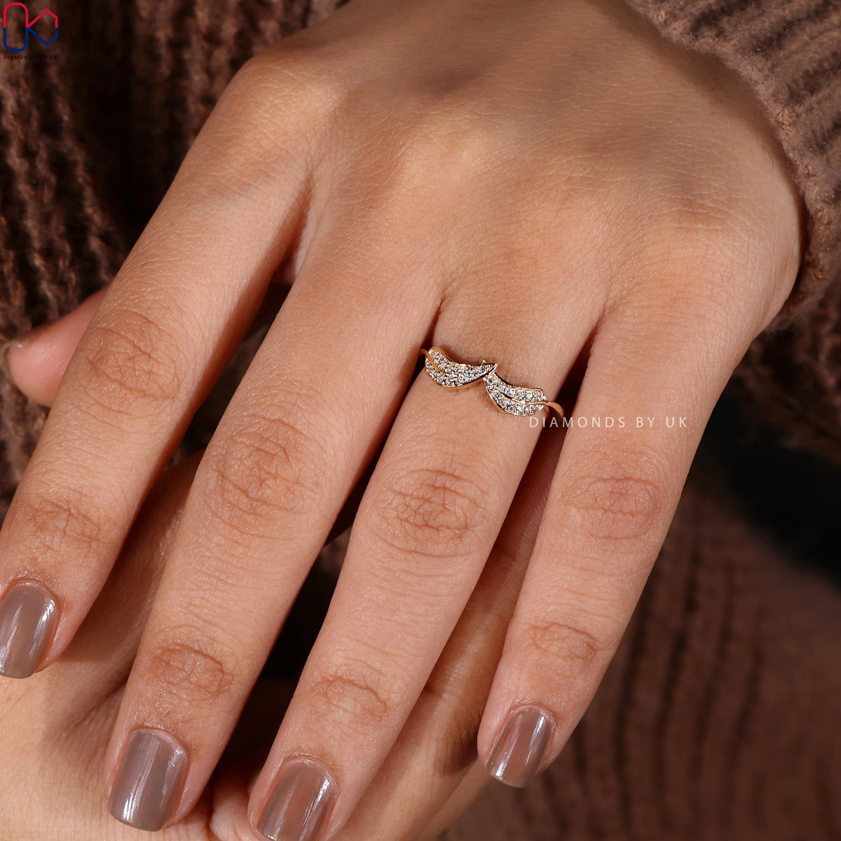 Round Diamond Leaf Ring In Yellow Gold