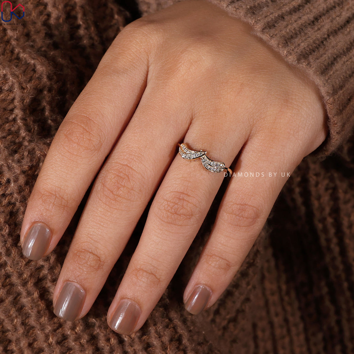 Round Diamond Leaf Ring In Yellow Gold