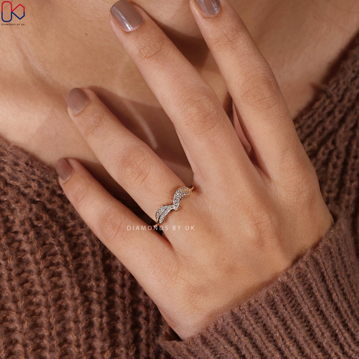 Round Diamond Leaf Ring In Yellow Gold