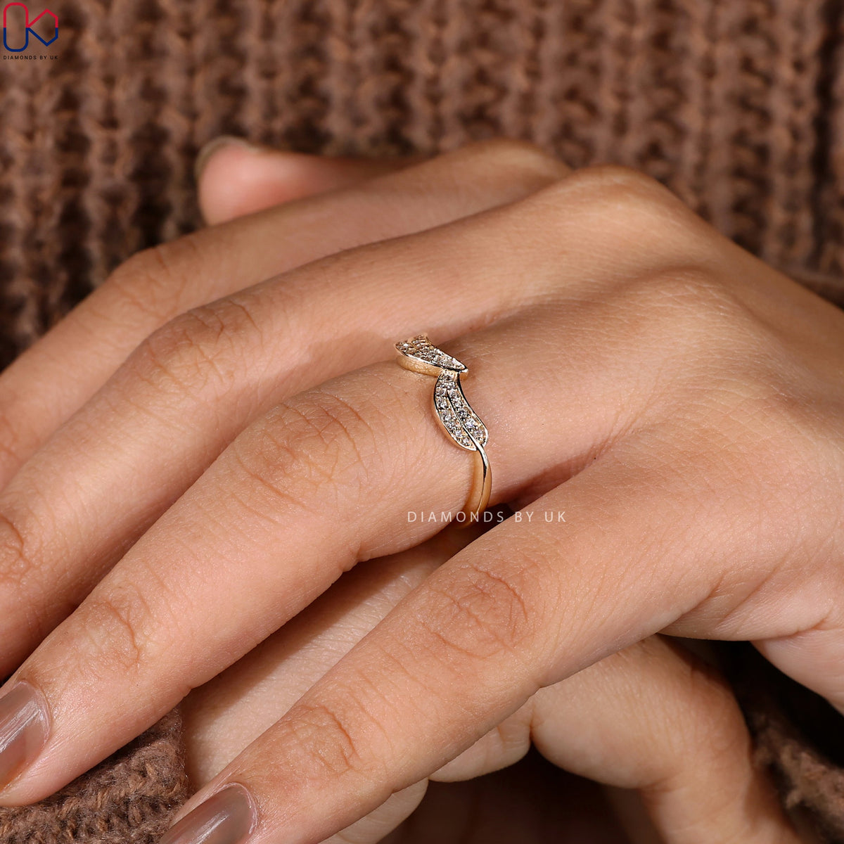 Round Diamond Leaf Ring In Yellow Gold