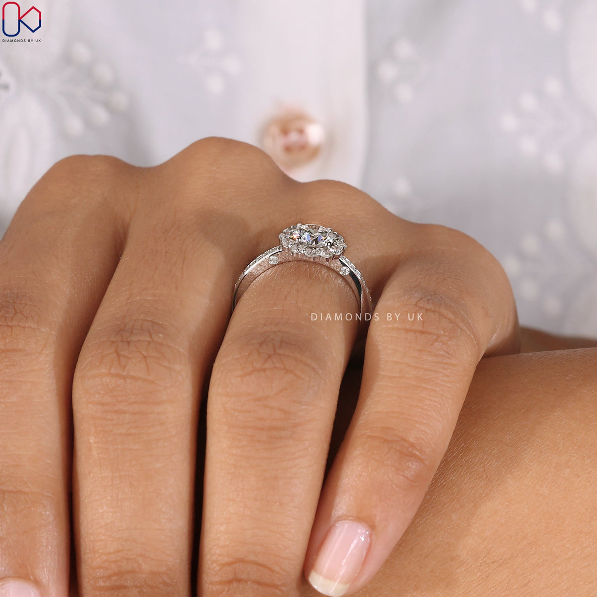 Round Cut Halo Diamond Engagement Ring In White Gold