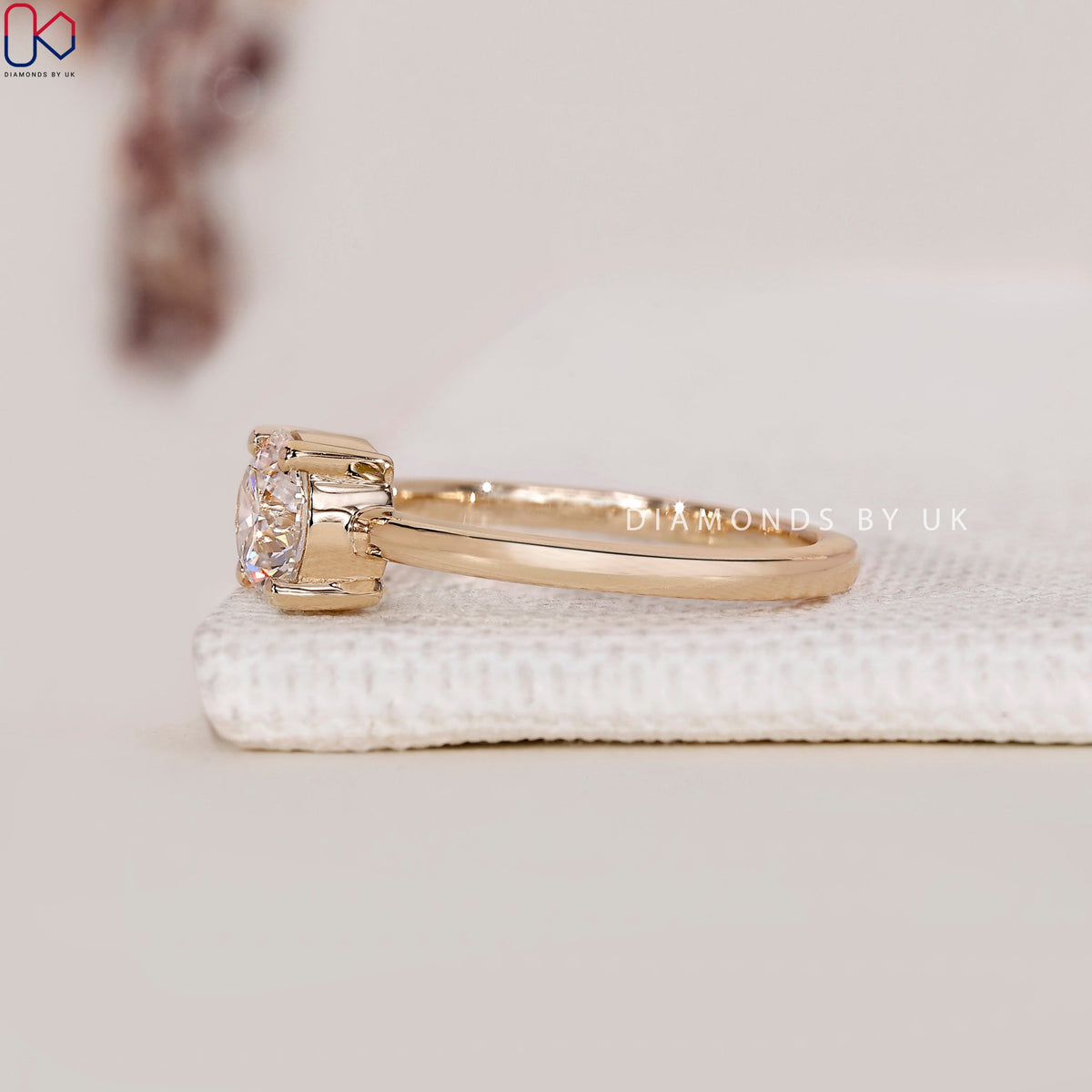 Yellow Gold Engagement Ring - Round Diamond
