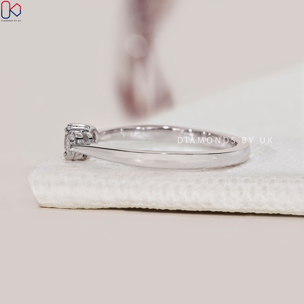 Round Diamond 3 Stone Band In White Gold