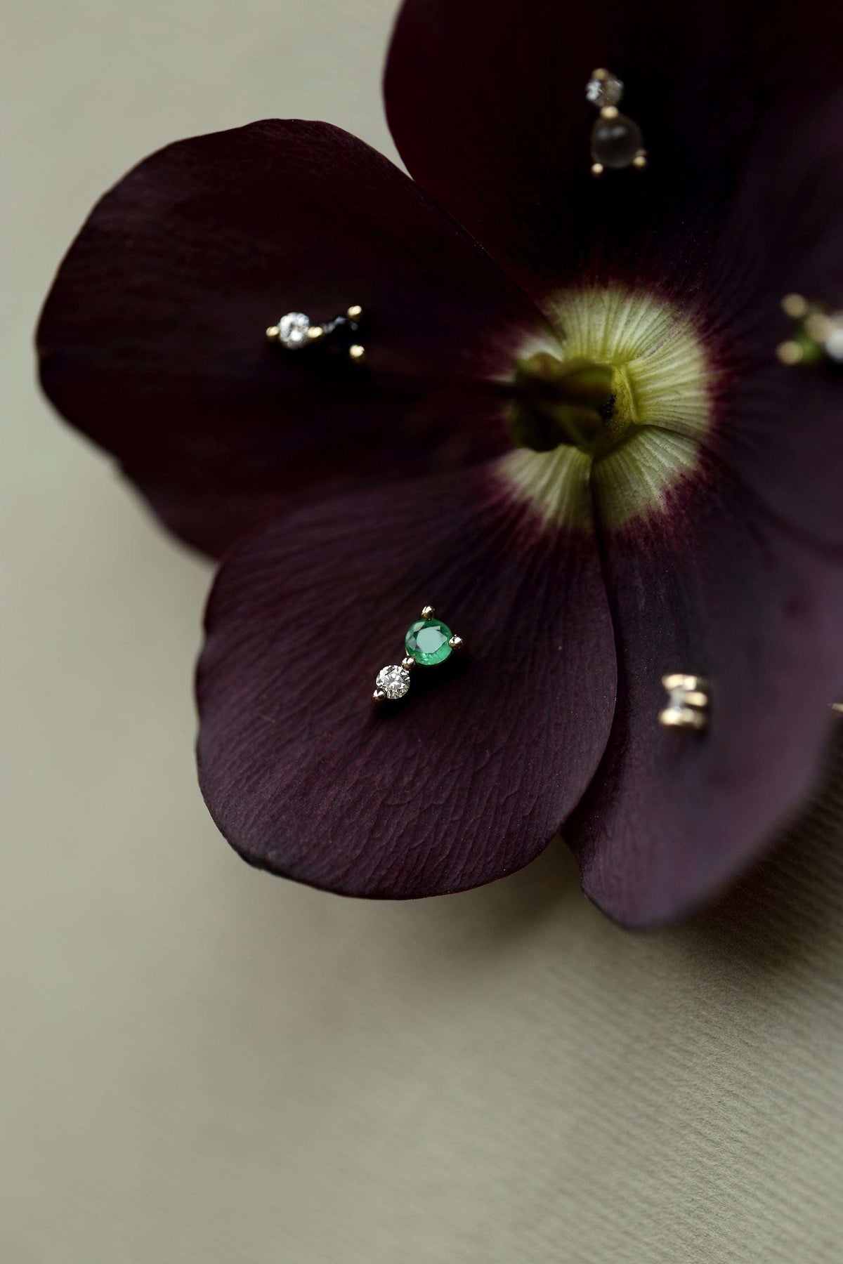EMERALD AND DIAMOND STUD