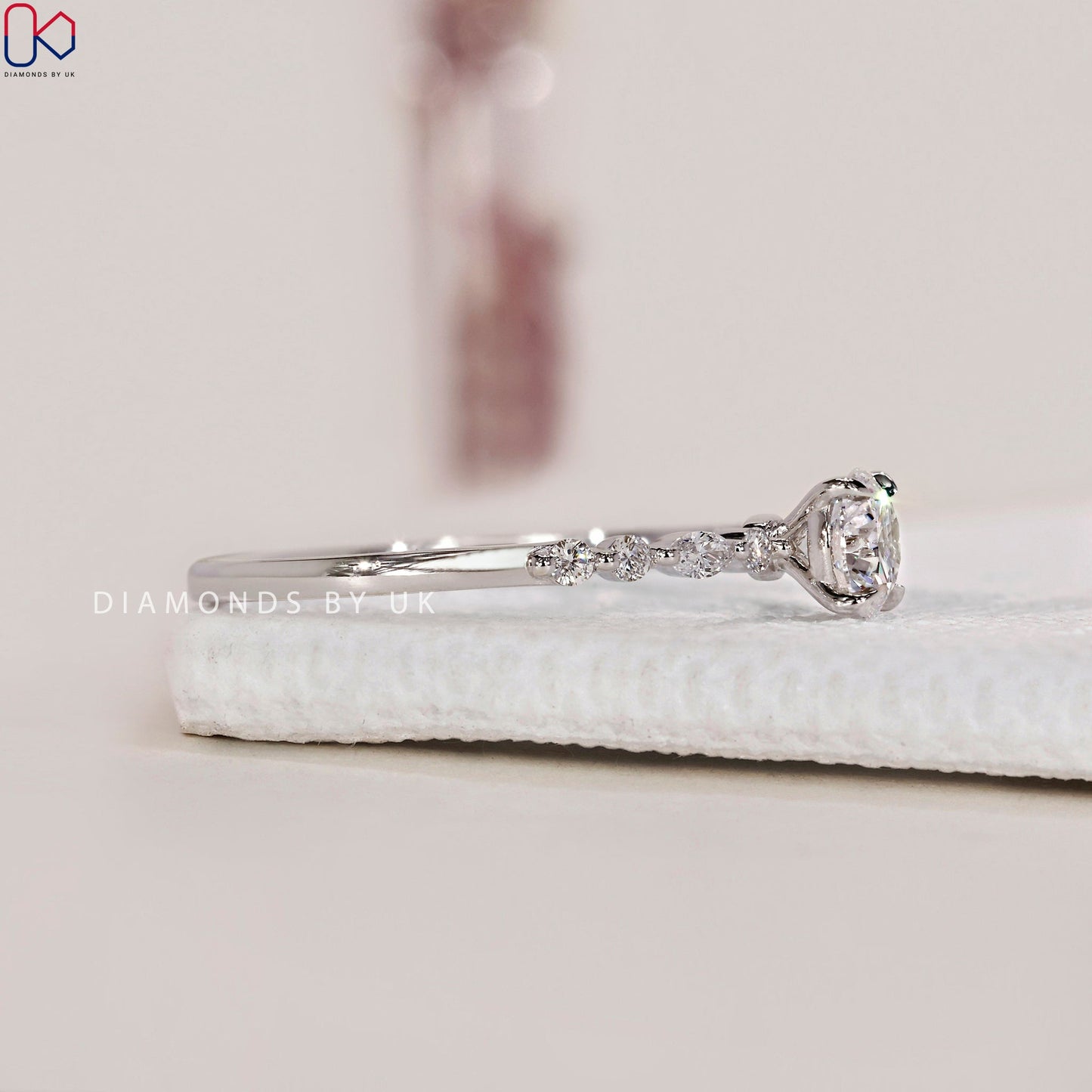 White Gold Engagement Ring - Round Diamond
