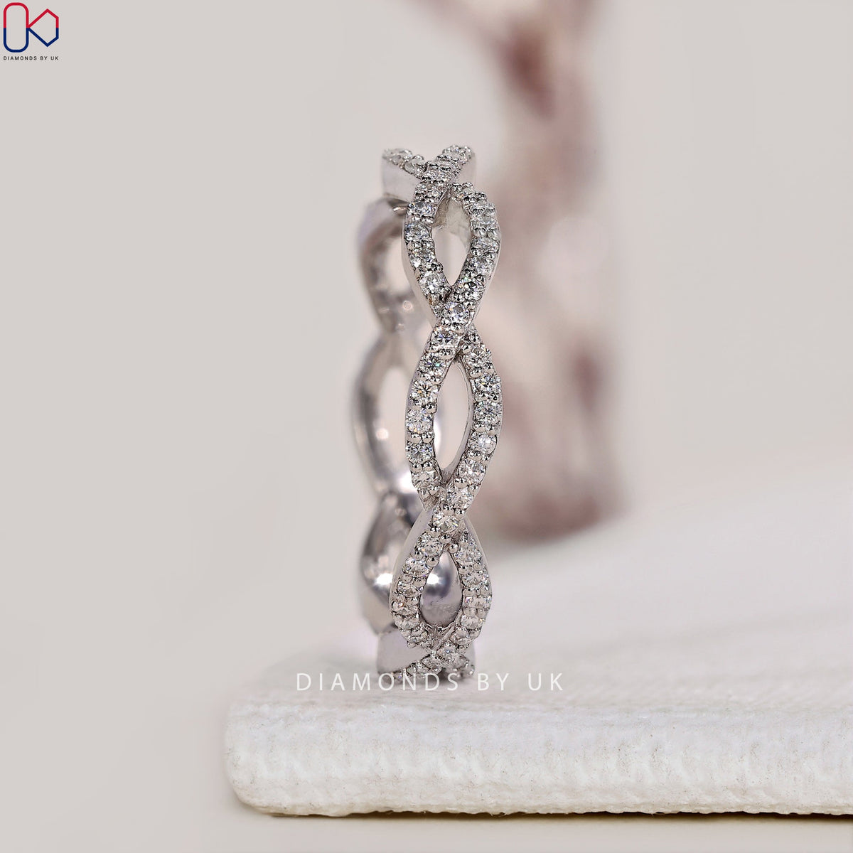 Round Cut Twisted Wedding Band